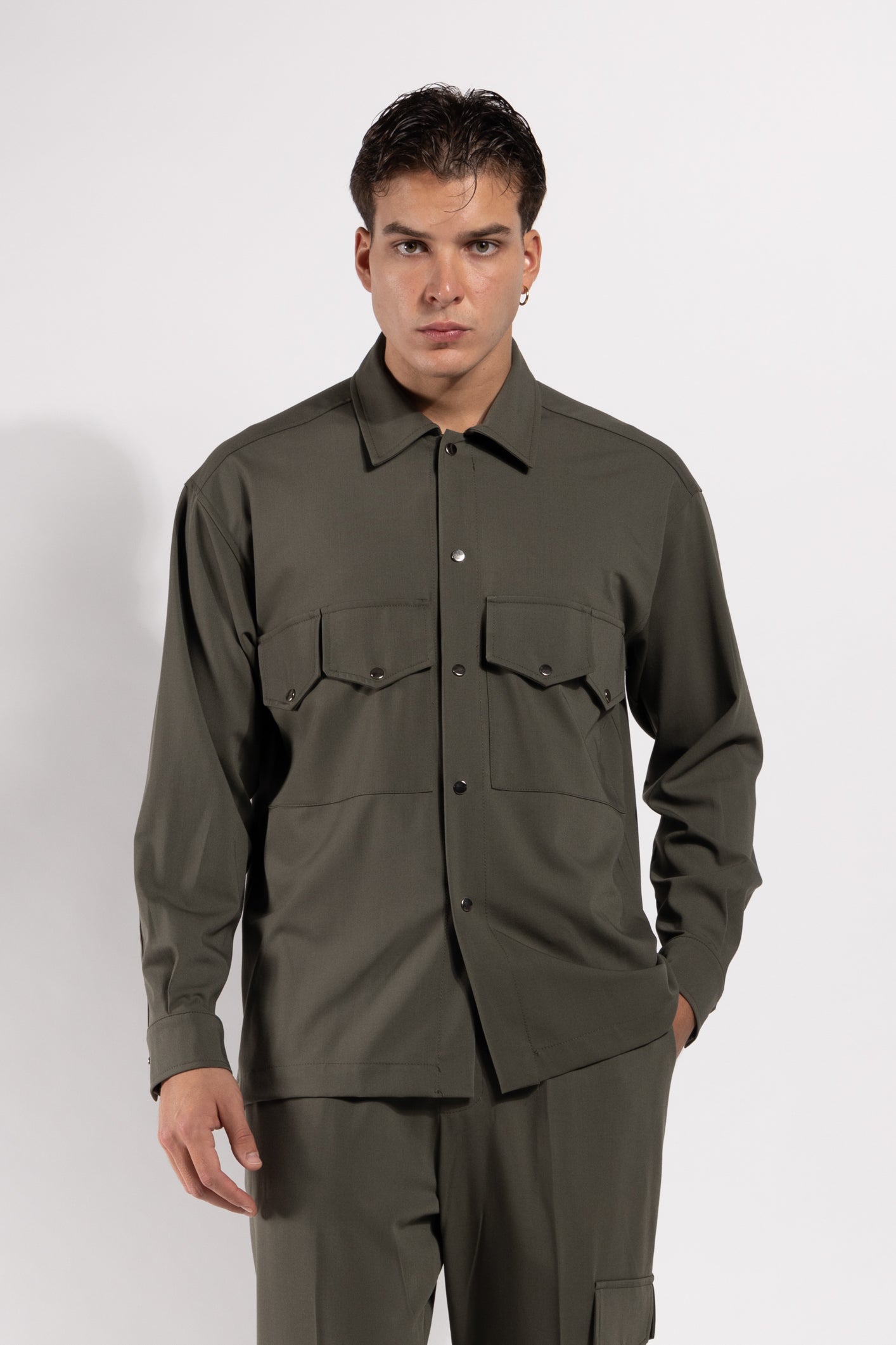 Camicia Gavroche con tasche frontali in tessuto strutturato