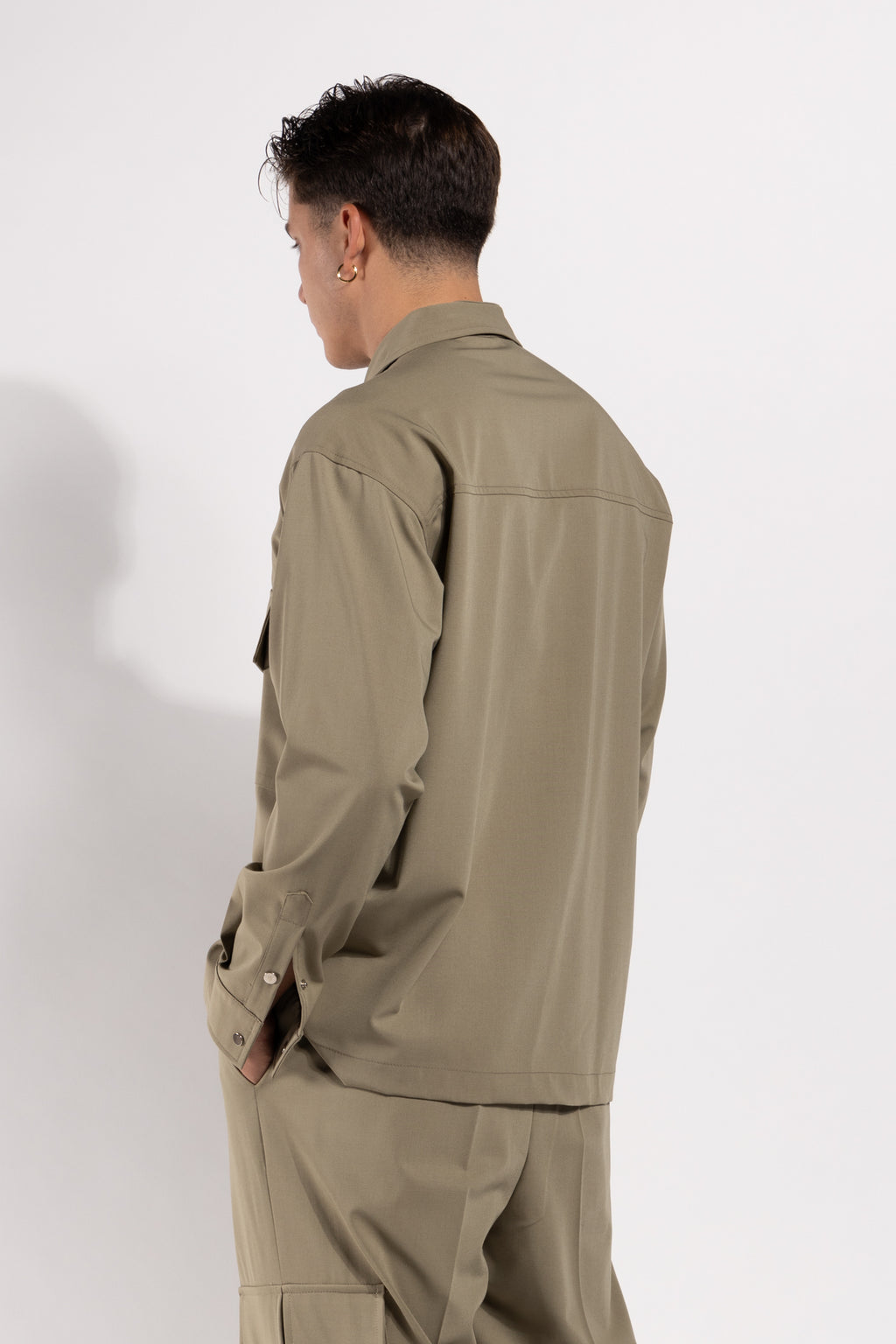 Camicia Gavroche con tasche frontali in tessuto strutturato