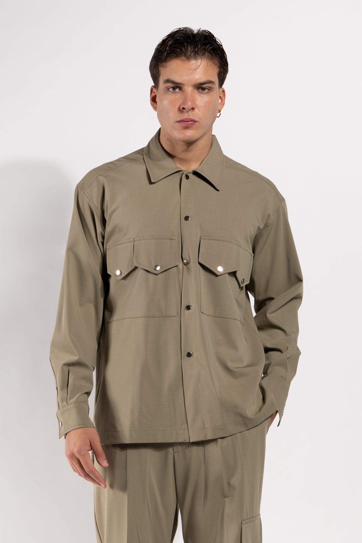 Camicia Gavroche con tasche frontali in tessuto strutturato