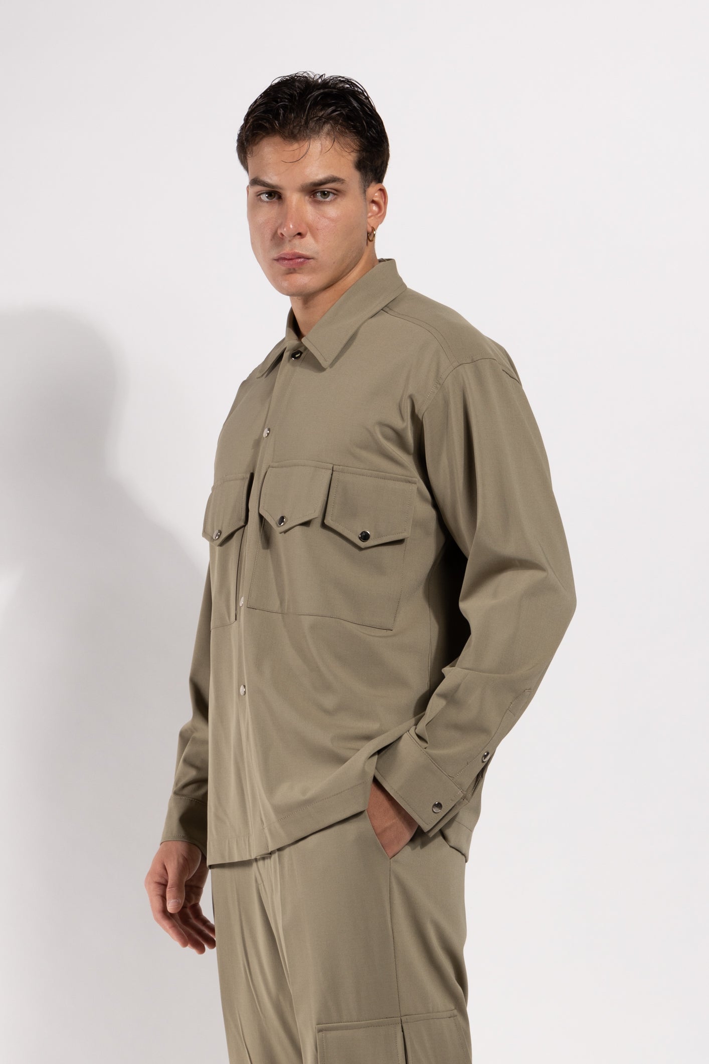 Camicia Gavroche con tasche frontali in tessuto strutturato