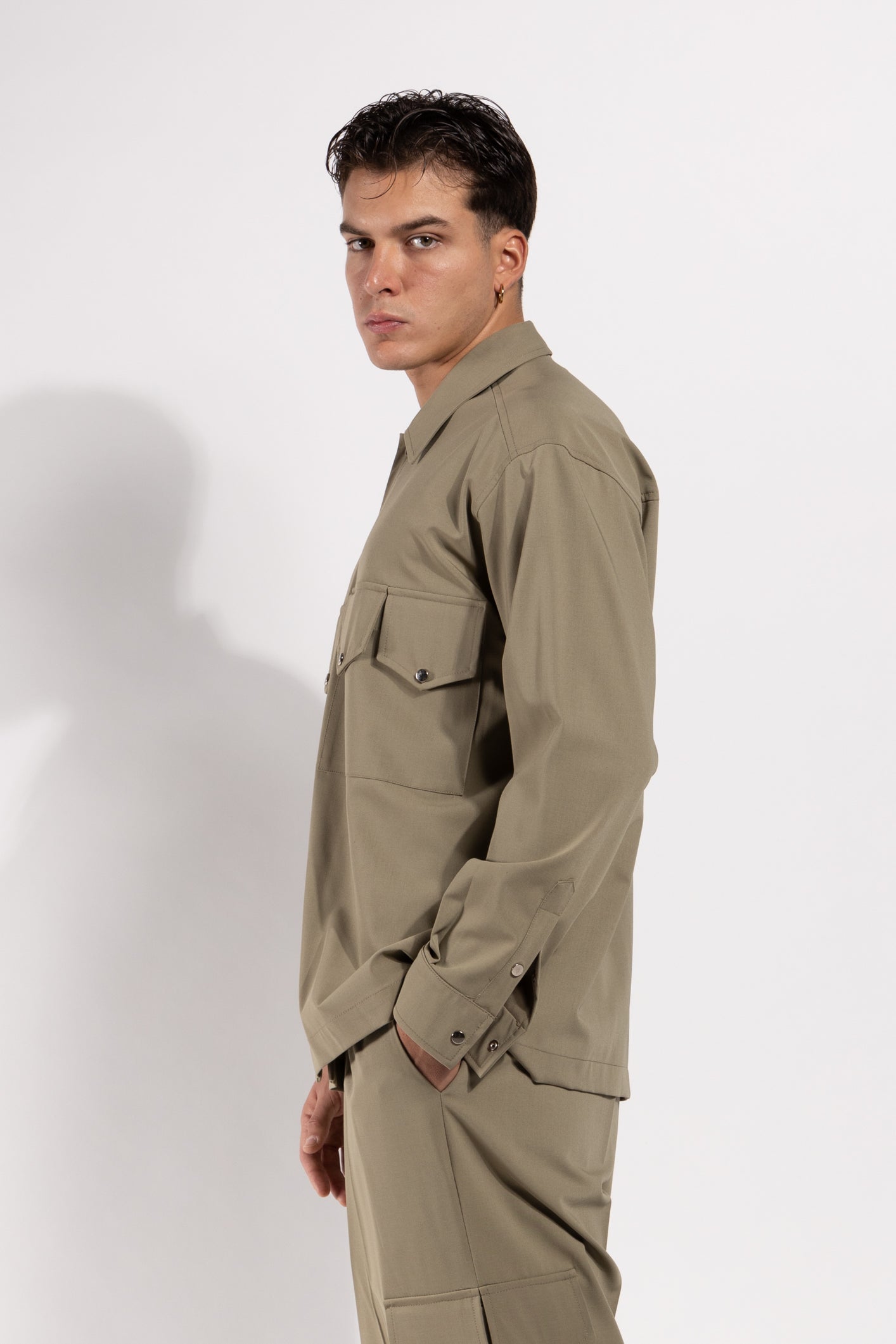 Camicia Gavroche con tasche frontali in tessuto strutturato