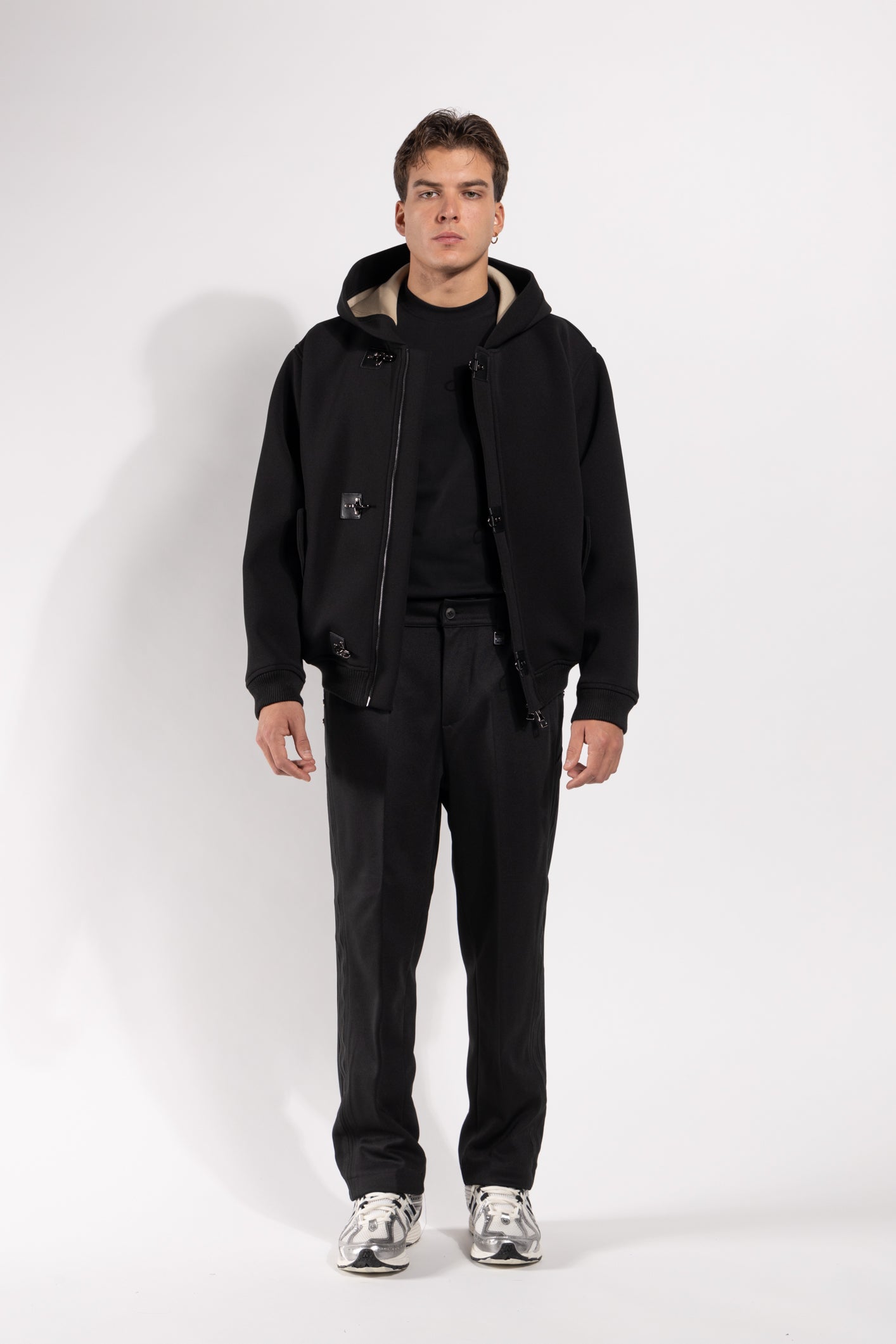 Giubbotto Gavroche con alamari metallici e cappuccio