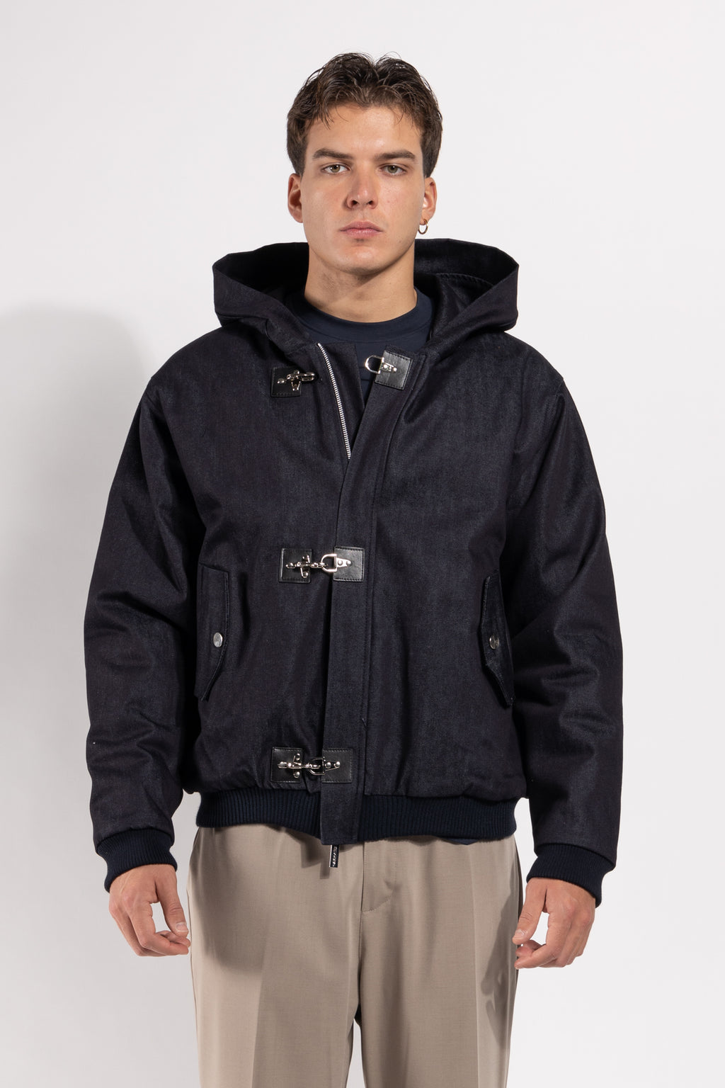 Giubbotto Gavroche in denim con cappuccio e chiusura ad alamari