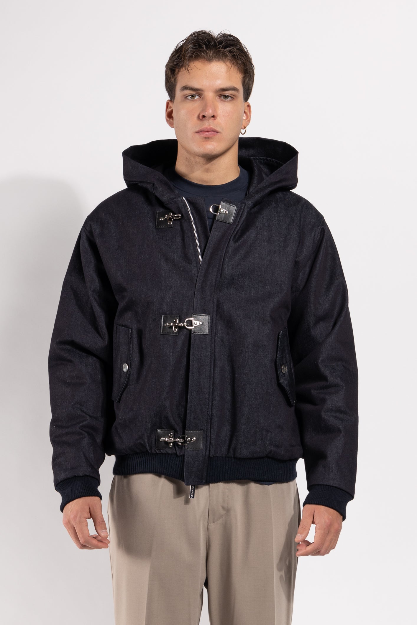 Giubbotto Gavroche in denim con cappuccio e chiusura ad alamari