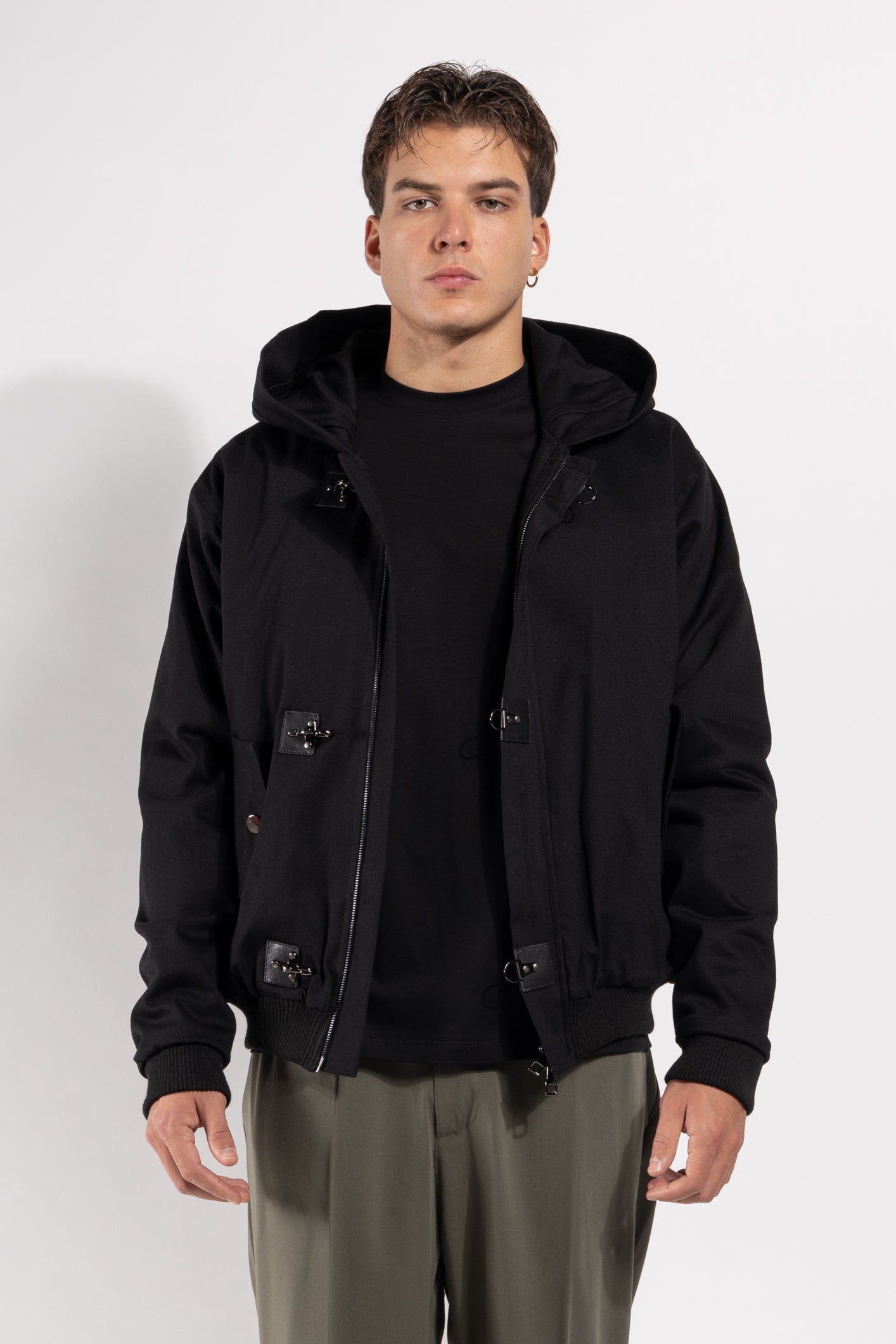 Giubbotto Gavroche in denim con cappuccio e chiusura ad alamari