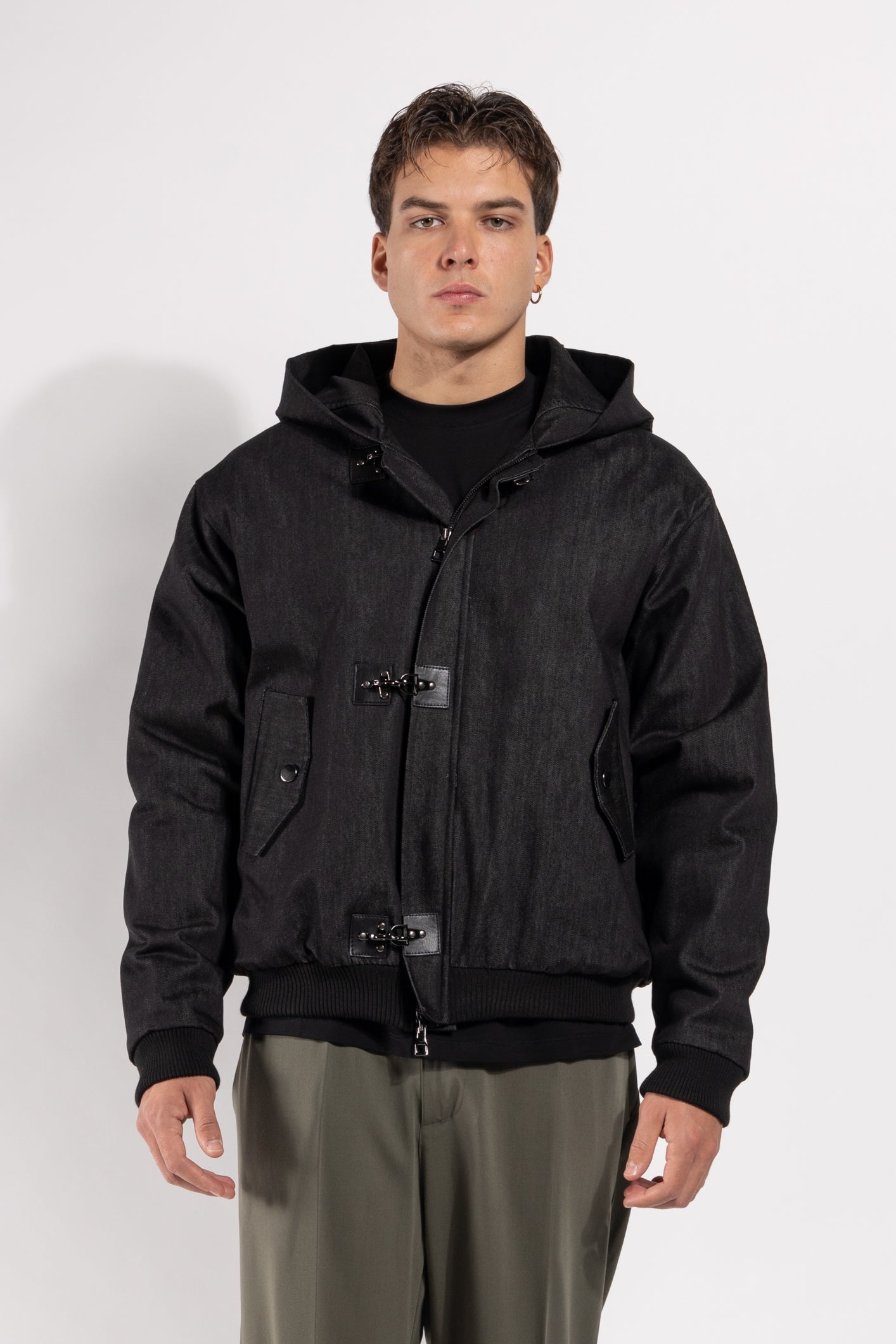 Giubbotto Gavroche in denim con cappuccio e chiusura ad alamari