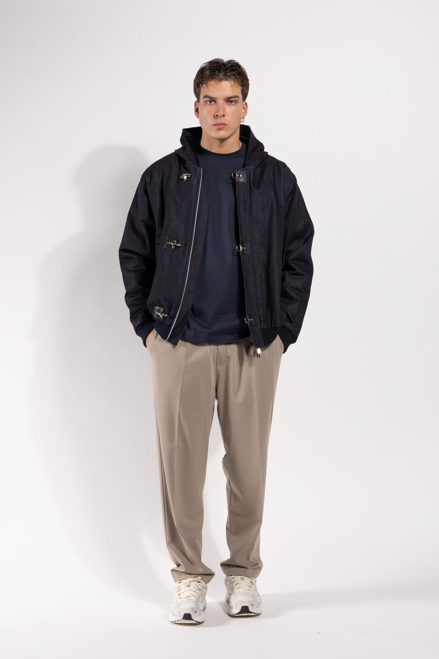 Giubbotto Gavroche in denim con cappuccio e chiusura ad alamari