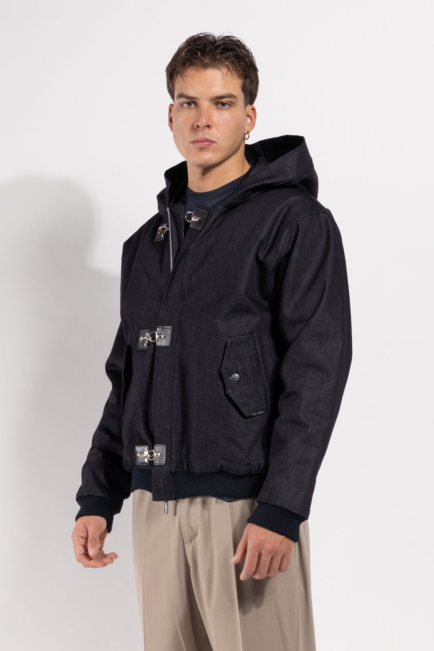 Giubbotto Gavroche in denim con cappuccio e chiusura ad alamari