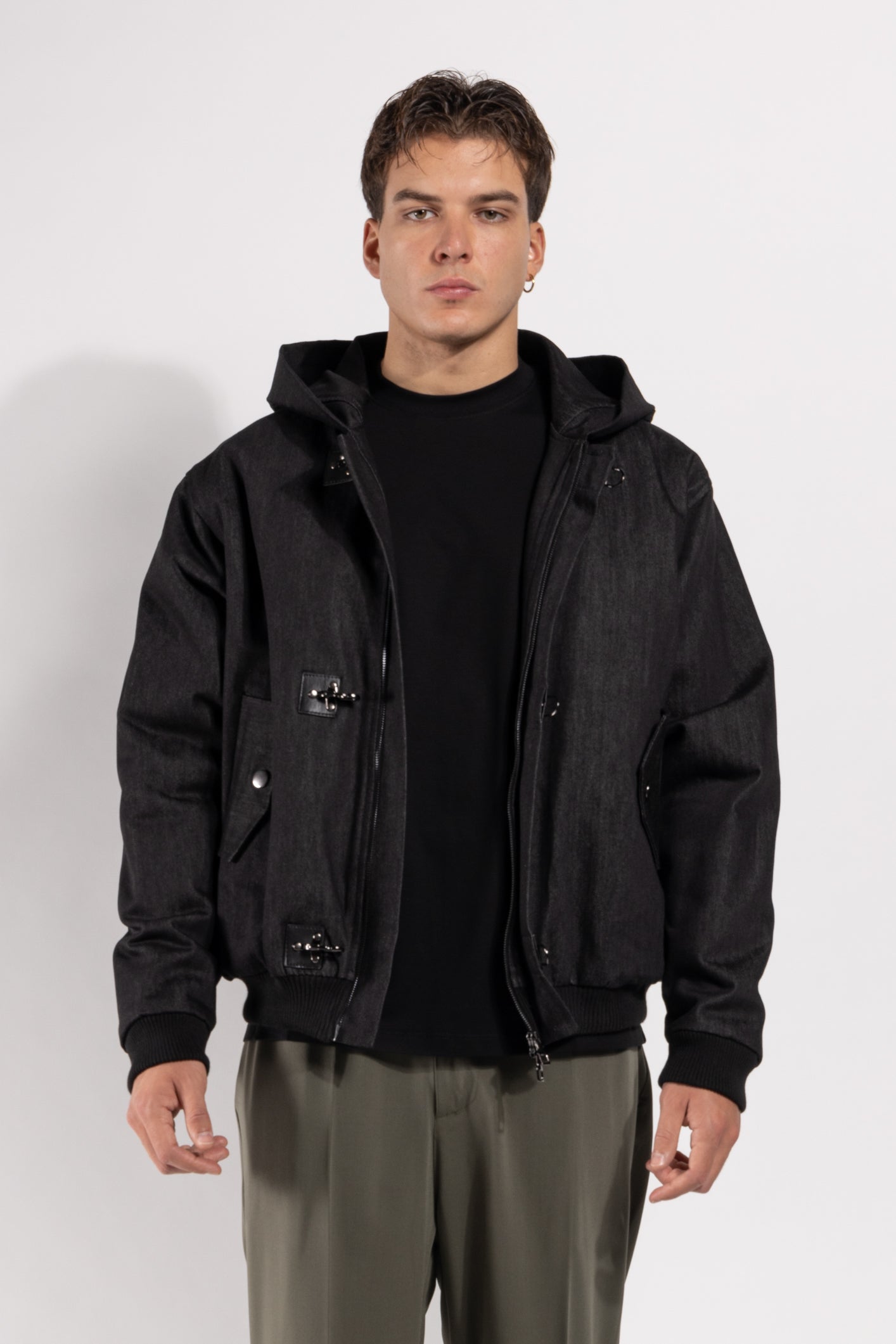 Giubbotto Gavroche in denim con cappuccio e chiusura ad alamari