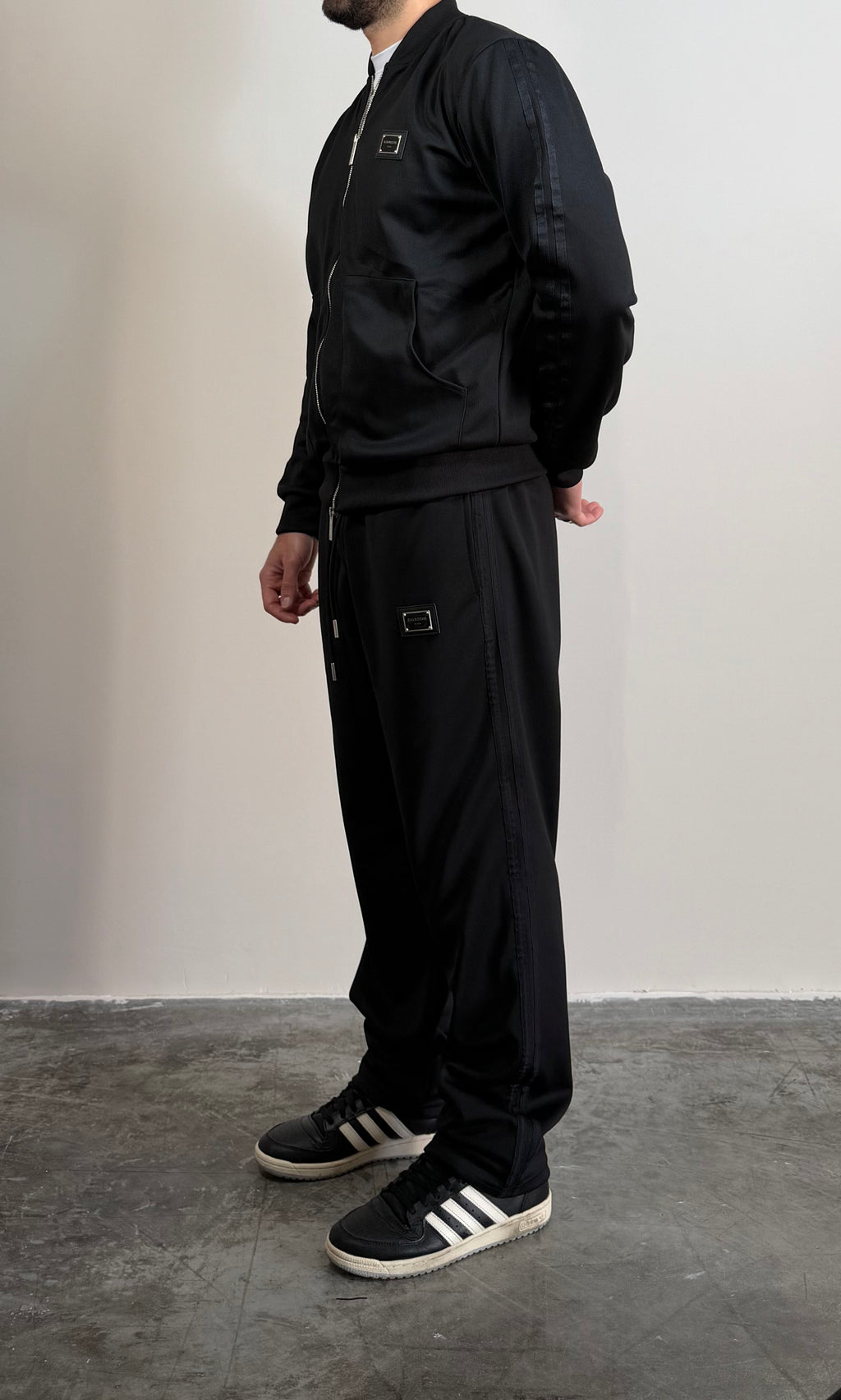 Suit Gavroche in tessuto tecnico premium con placchetta in metallo e bandine laterali