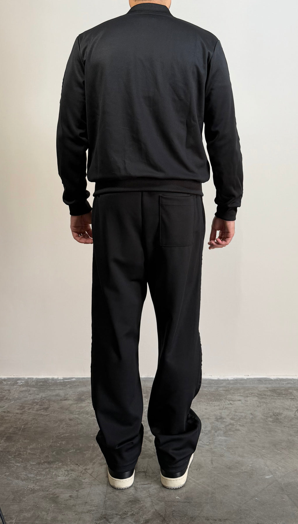 Suit Gavroche in tessuto tecnico premium con placchetta in metallo e bandine laterali