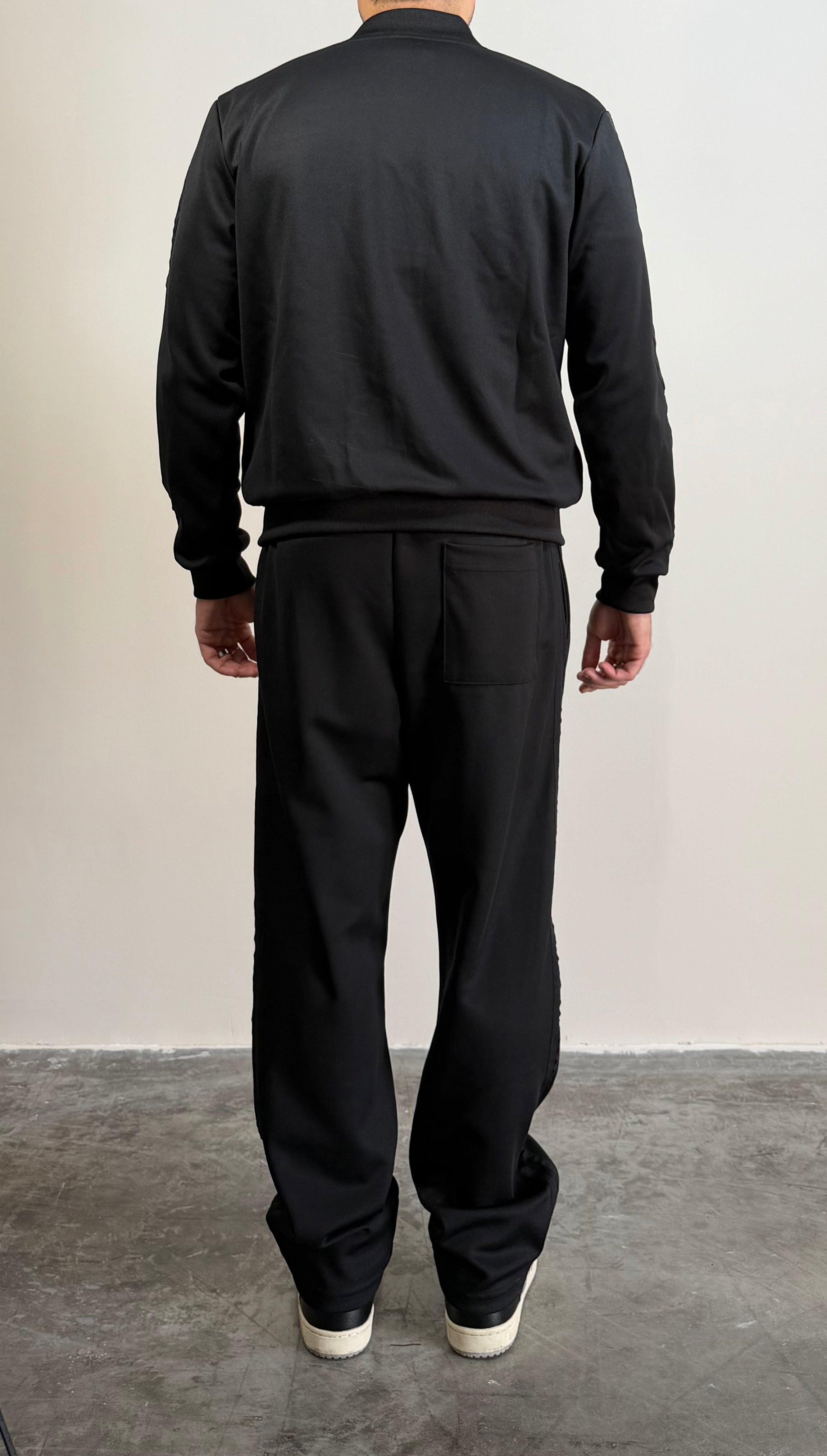 Suit Gavroche in tessuto tecnico premium con placchetta in metallo e bandine laterali