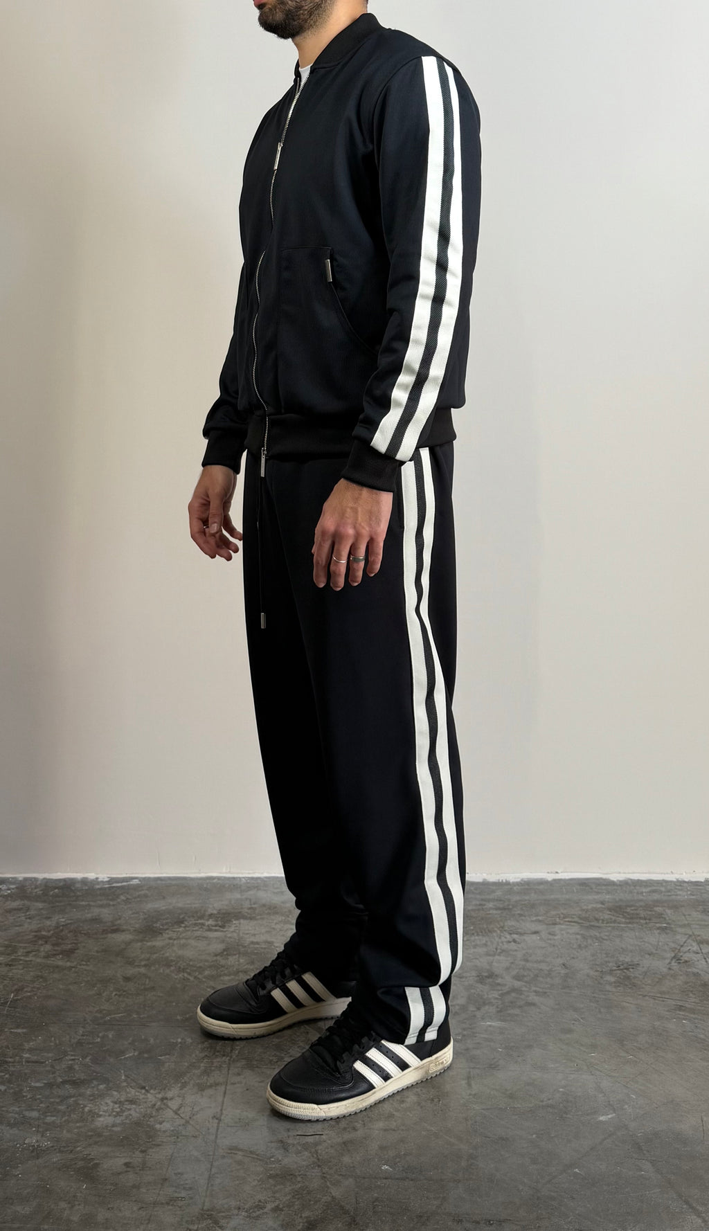 Suit Gavroche con bandine laterali a contrasto