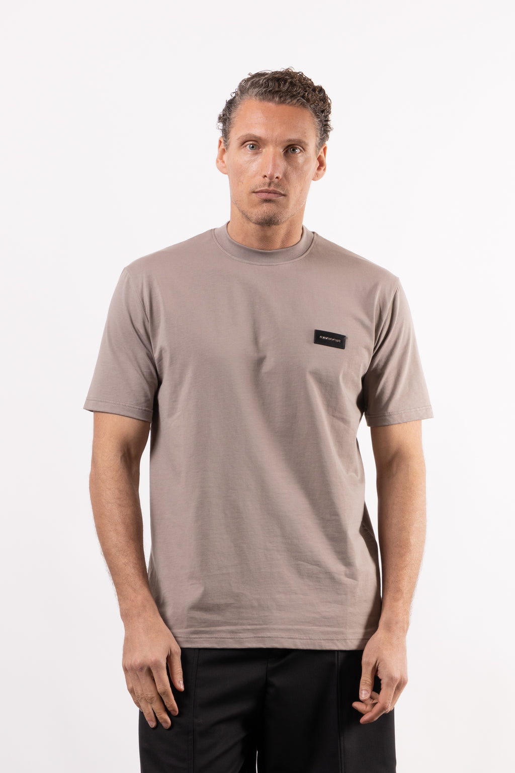 T-shirt in 100% cotone con placchetta in pelle lato cuore