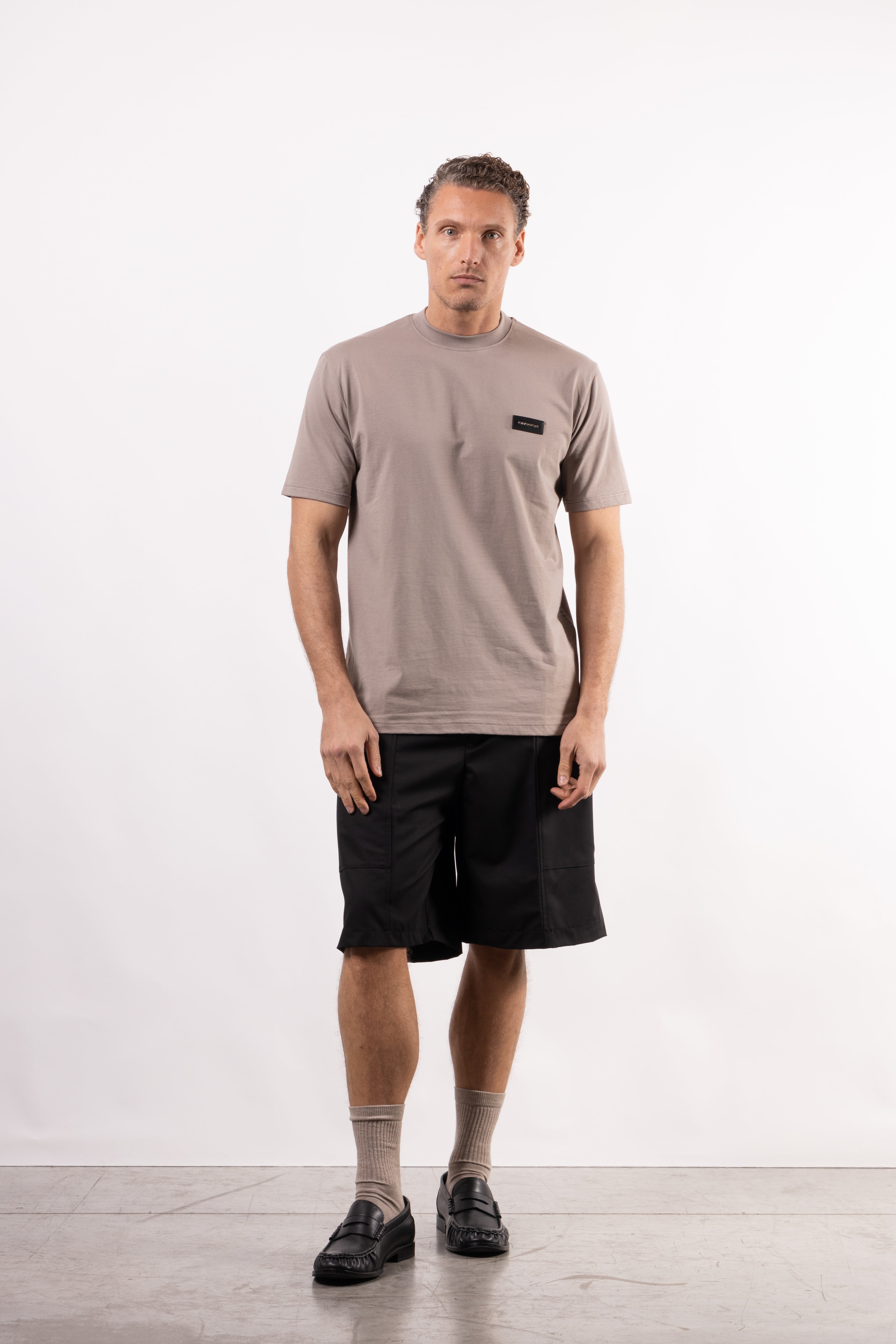 T-shirt in 100% cotone con placchetta in pelle lato cuore