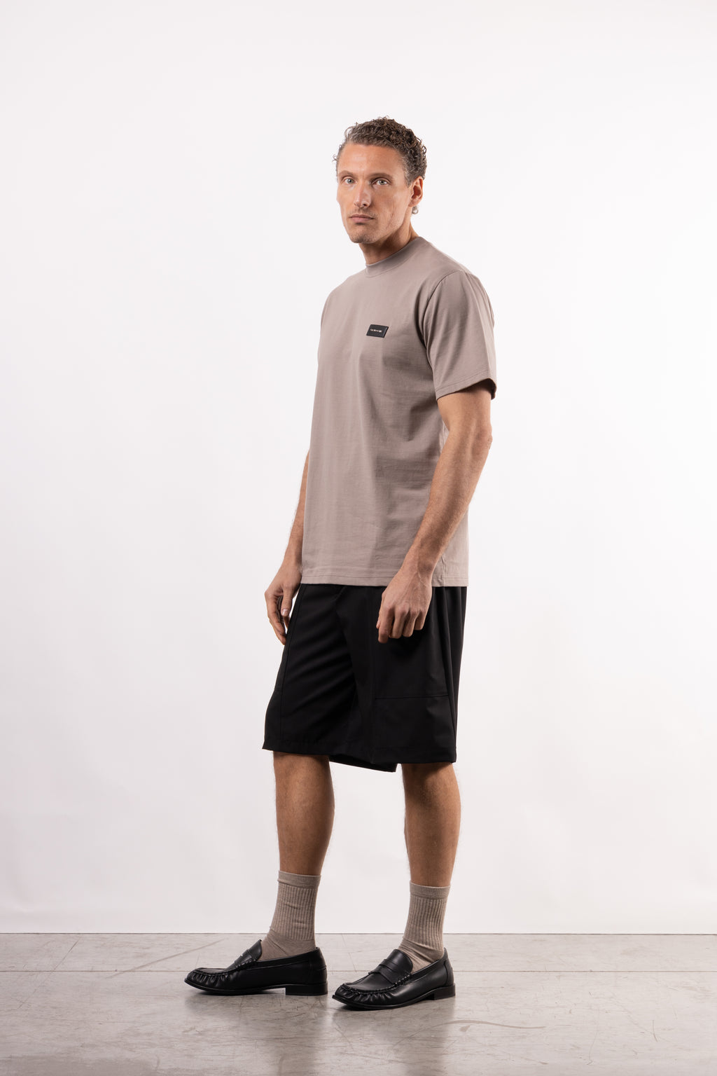 T-shirt in 100% cotone con placchetta in pelle lato cuore