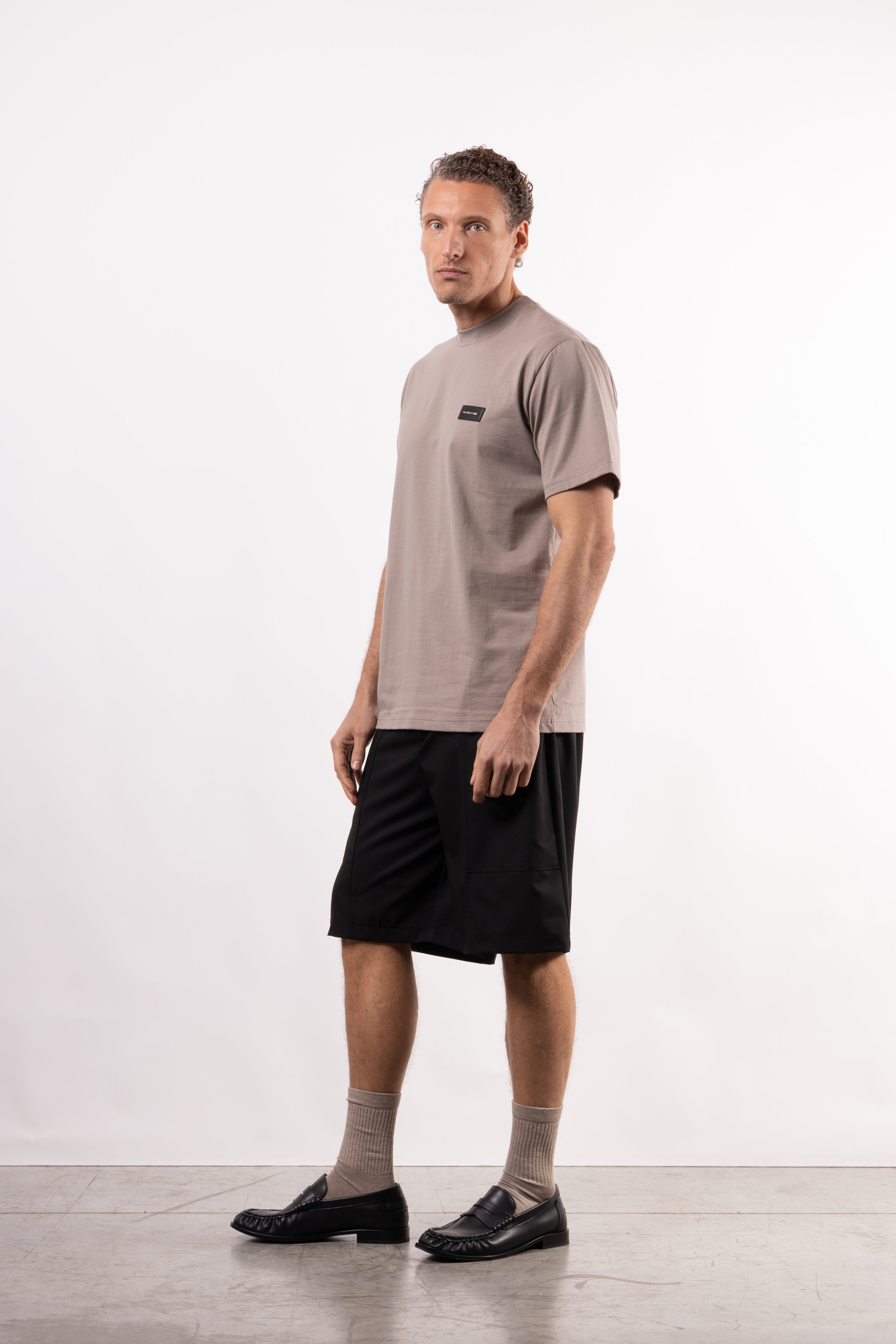 T-shirt in 100% cotone con placchetta in pelle lato cuore