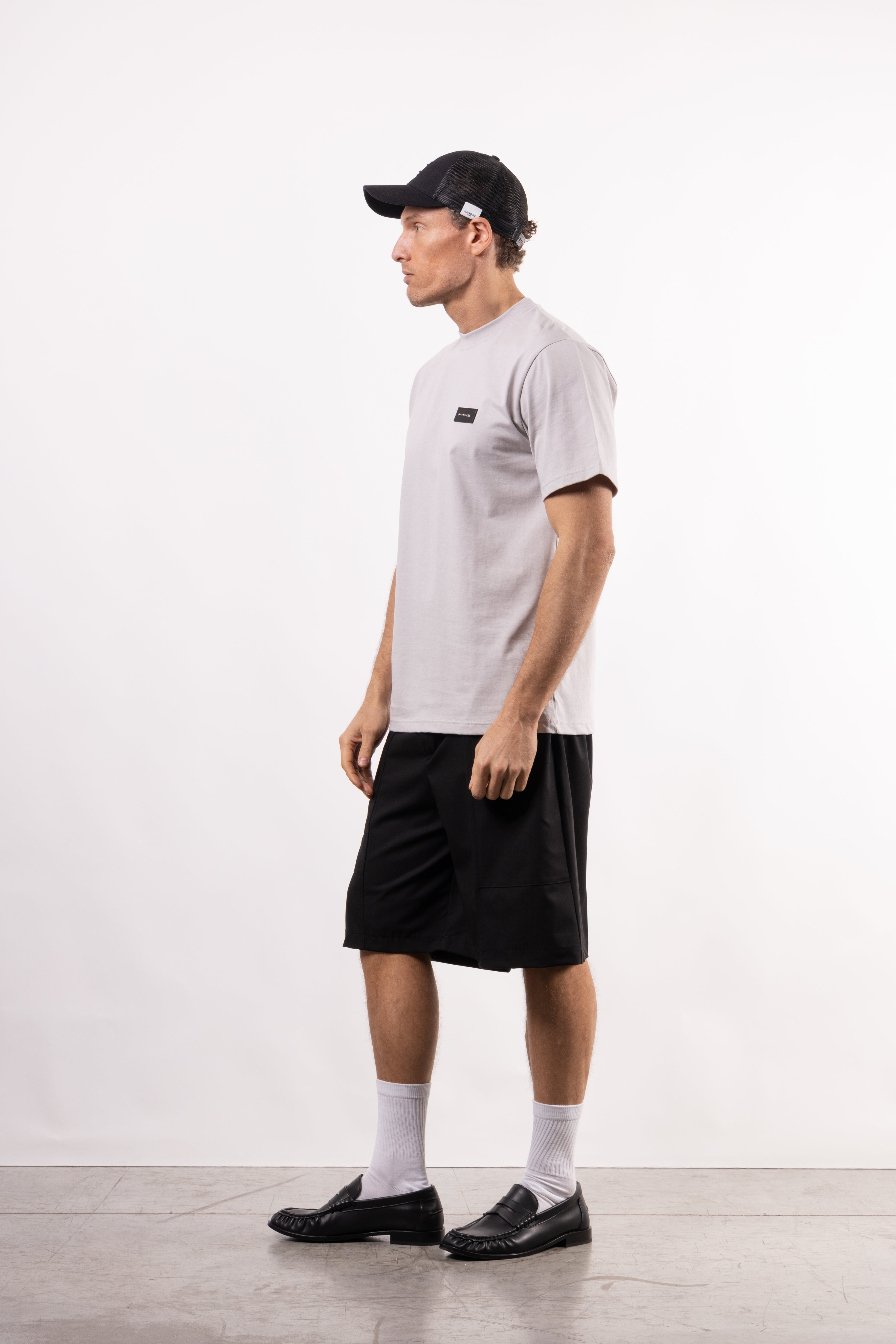 T-shirt in 100% cotone con placchetta in pelle lato cuore