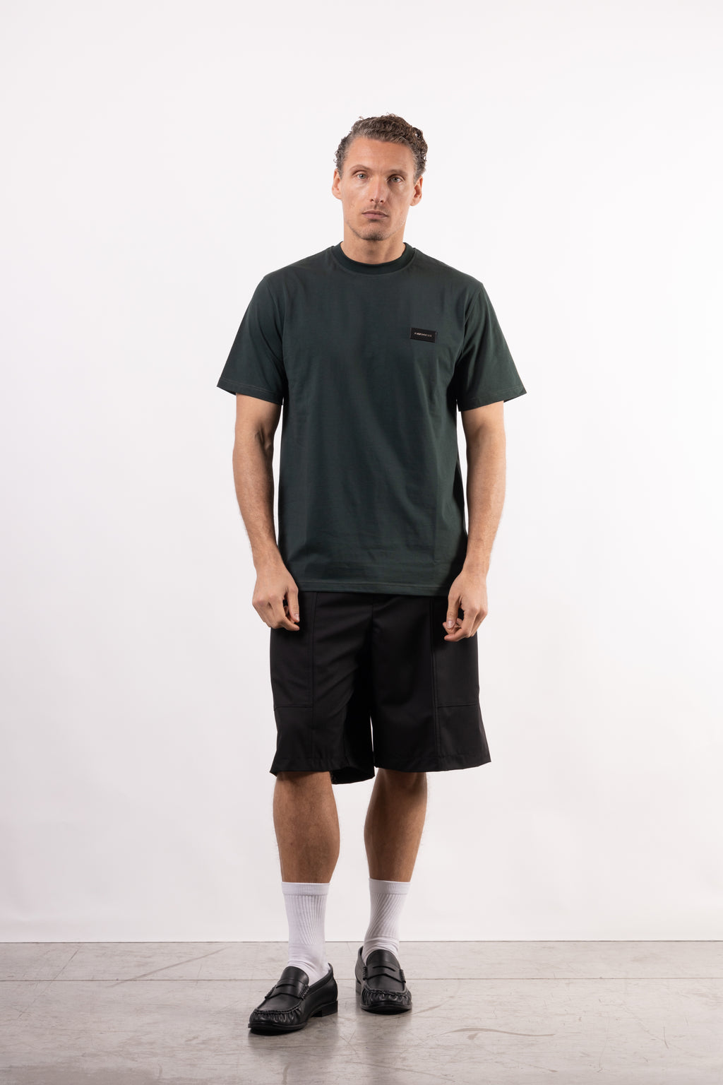 T-shirt in 100% cotone con placchetta in pelle lato cuore