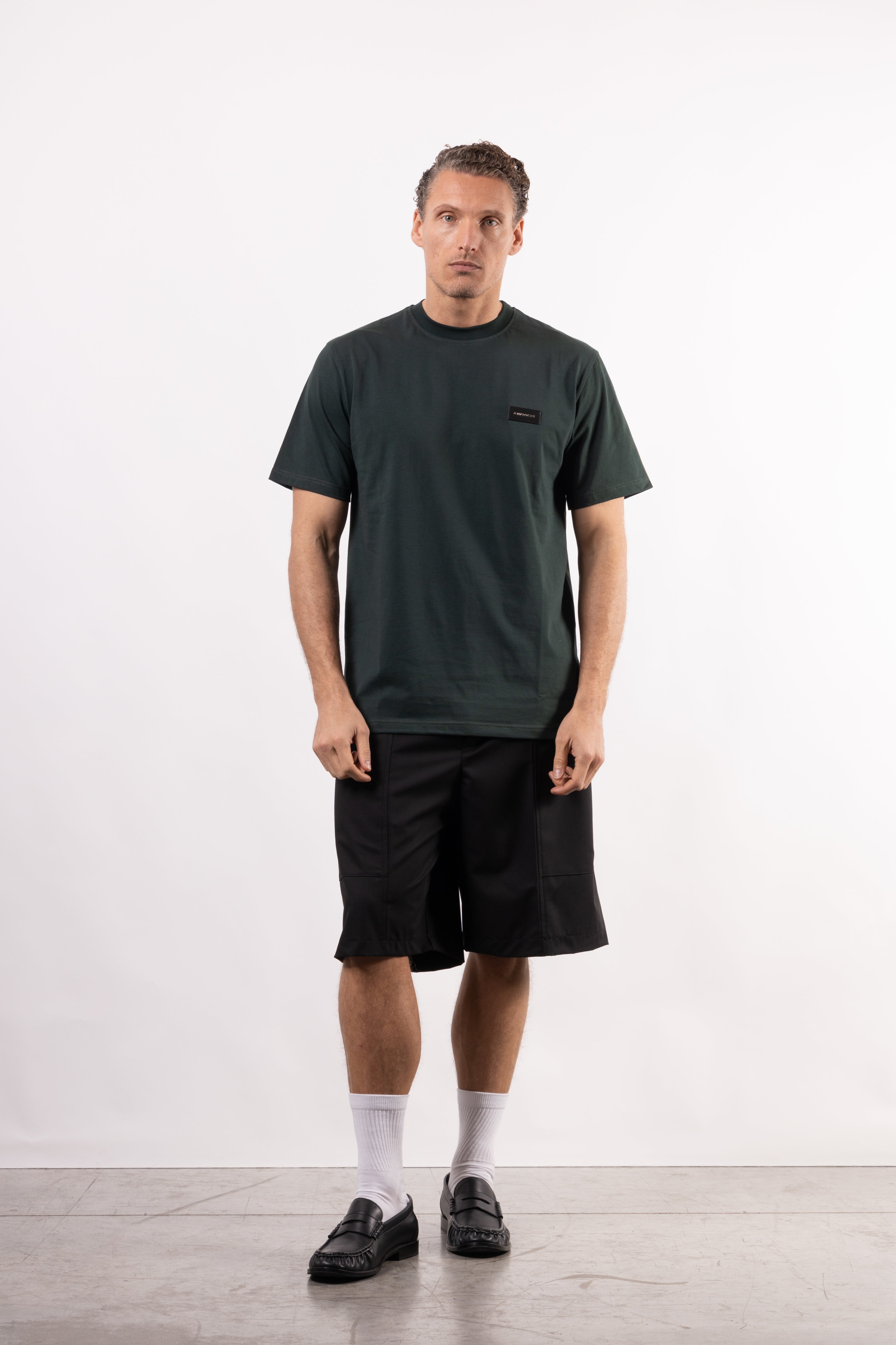 T-shirt in 100% cotone con placchetta in pelle lato cuore
