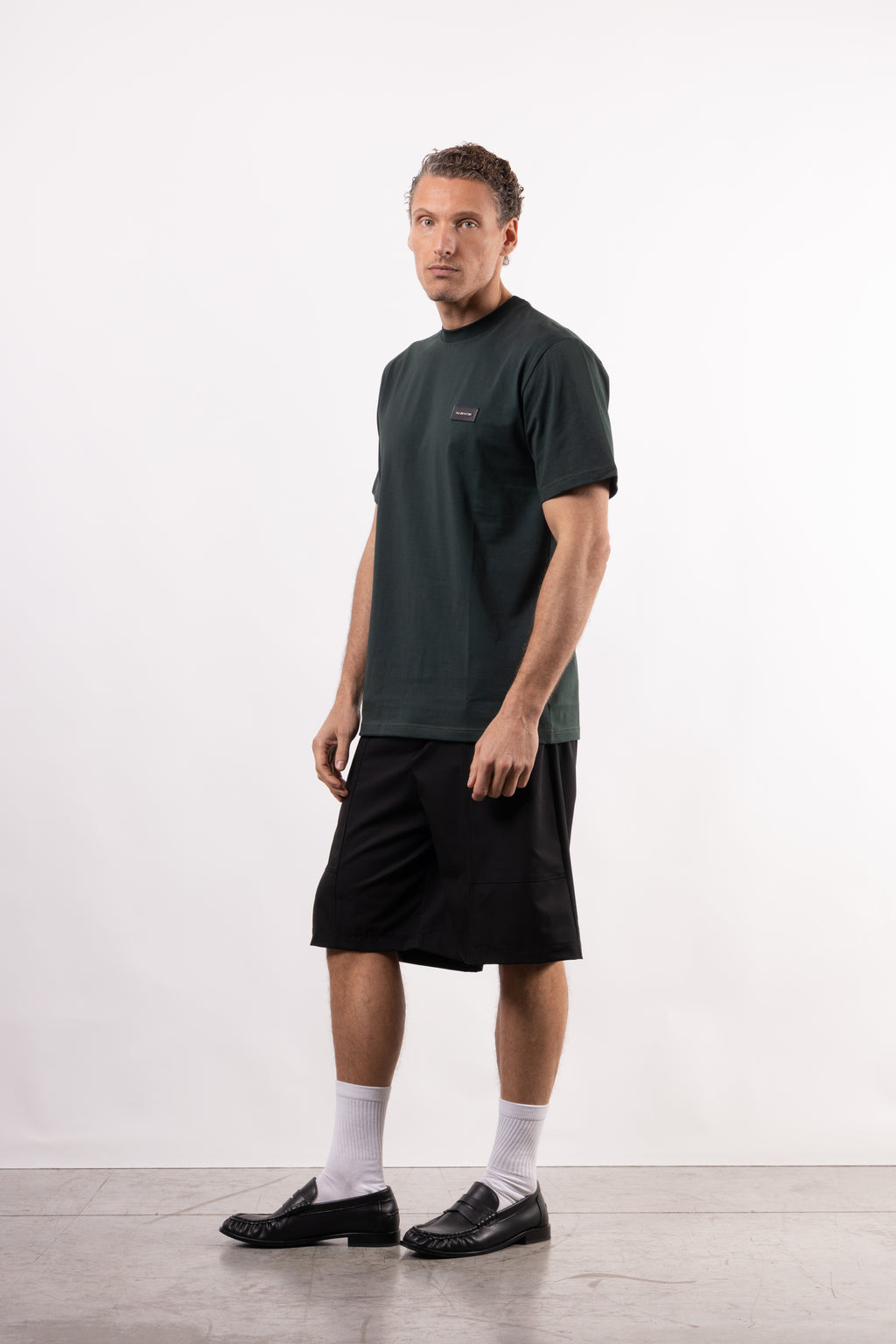T-shirt in 100% cotone con placchetta in pelle lato cuore