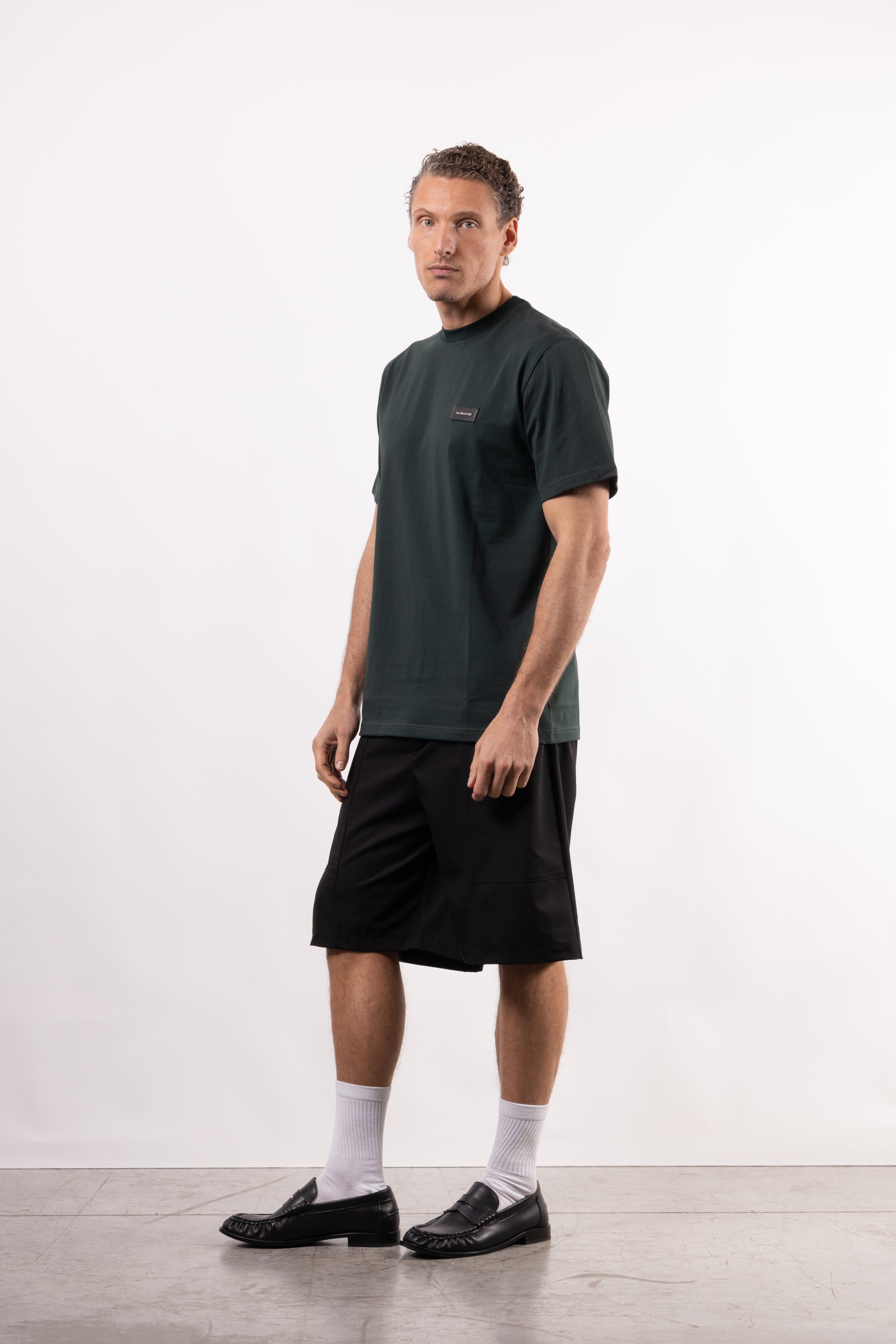 T-shirt in 100% cotone con placchetta in pelle lato cuore