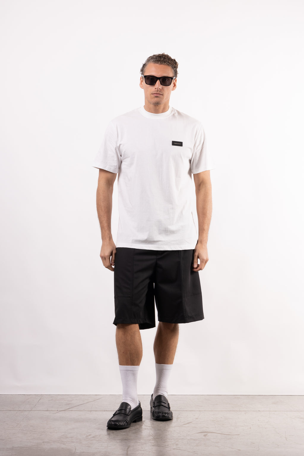 T-shirt in 100% cotone con placchetta in pelle lato cuore