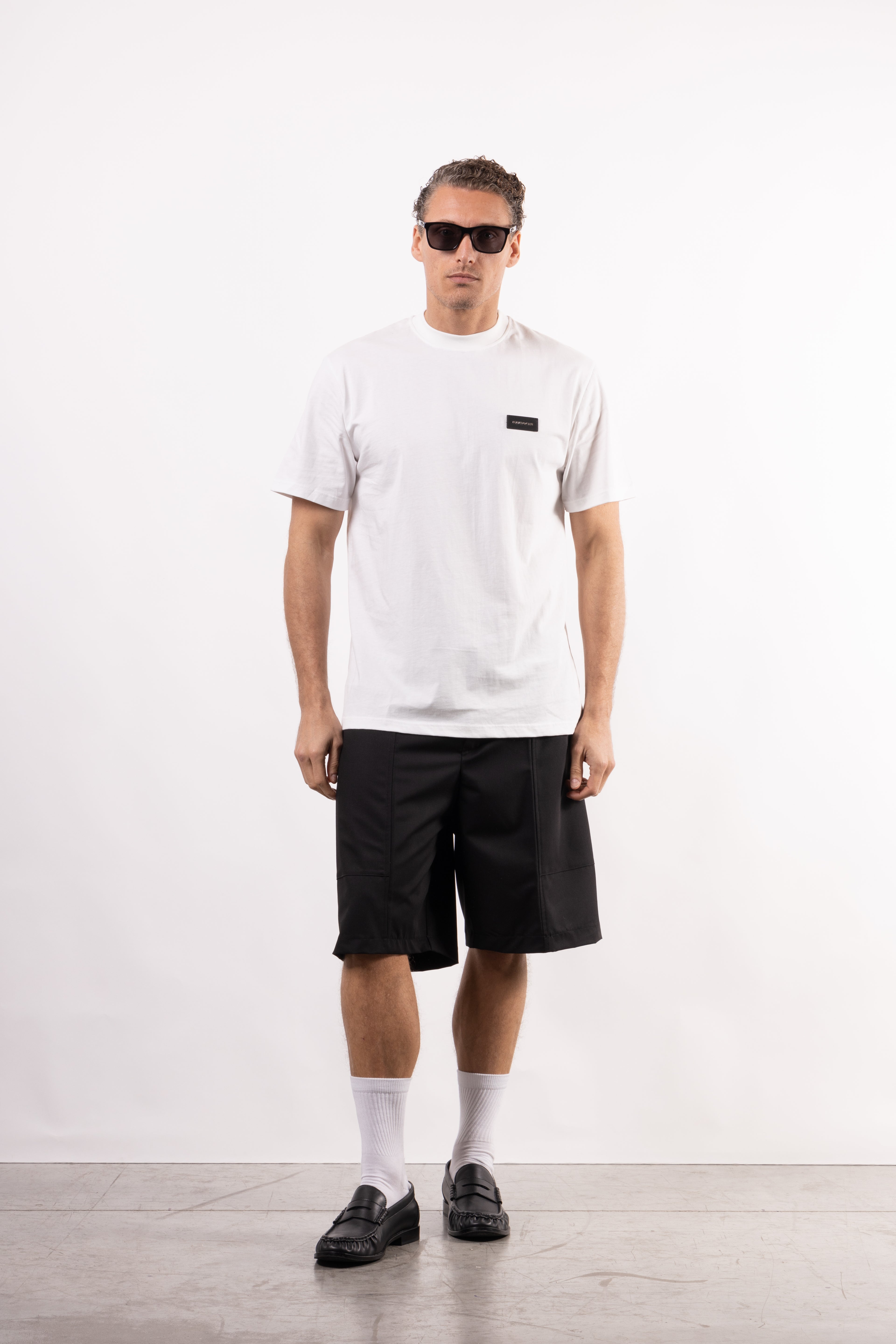 T-shirt in 100% cotone con placchetta in pelle lato cuore