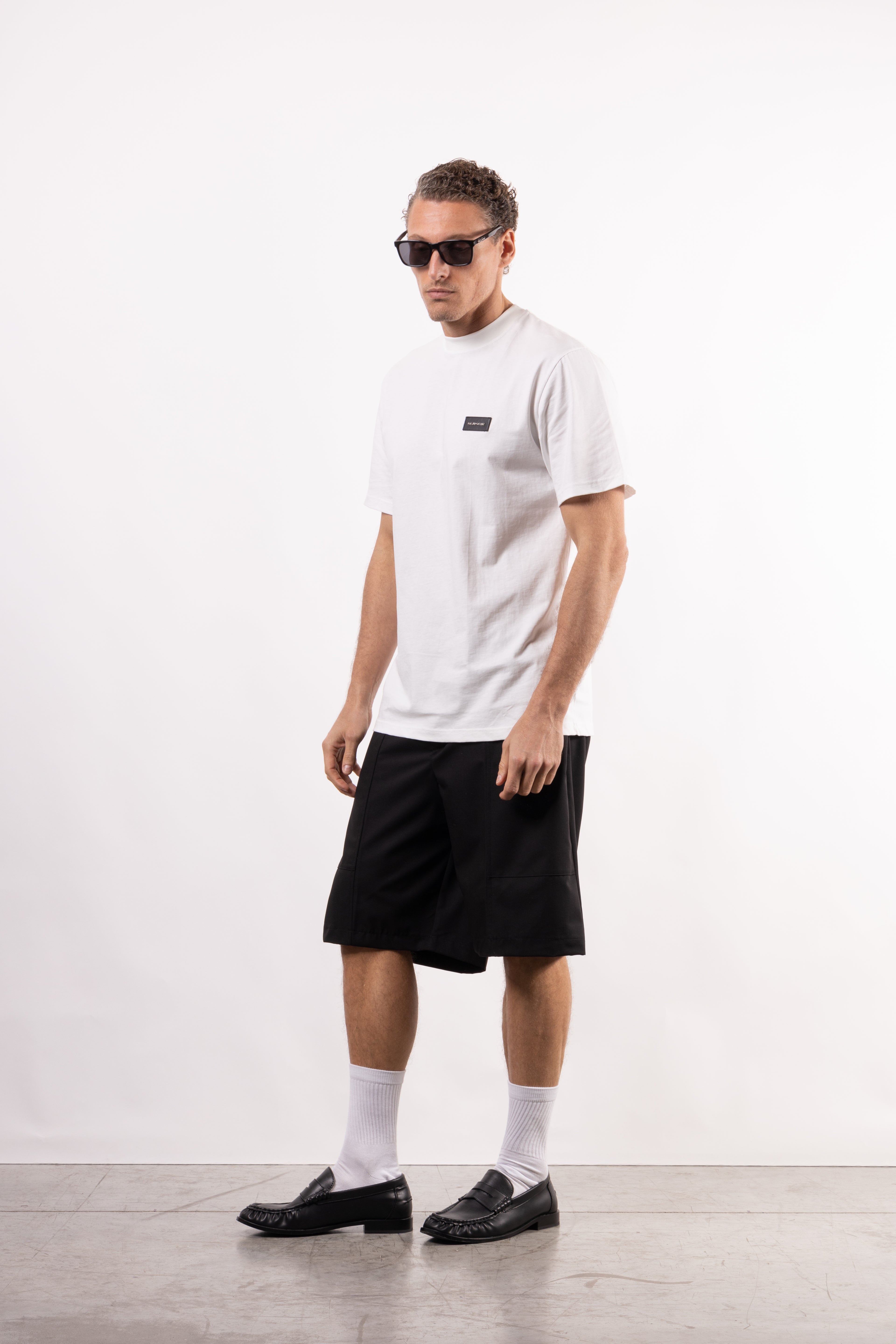 T-shirt in 100% cotone con placchetta in pelle lato cuore