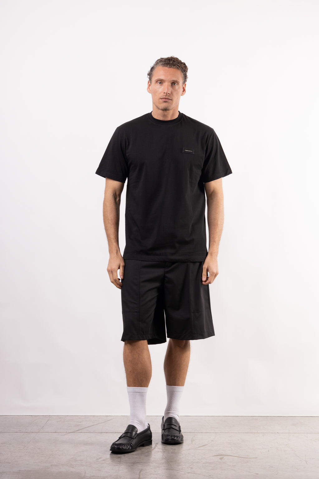 T-shirt in 100% cotone con placchetta in pelle lato cuore
