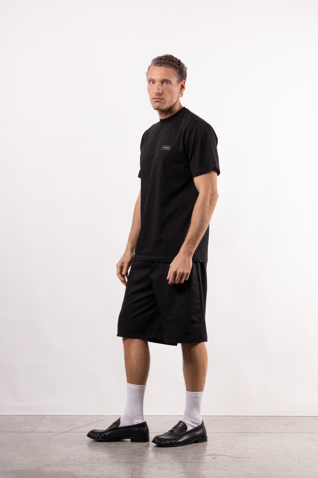 T-shirt in 100% cotone con placchetta in pelle lato cuore