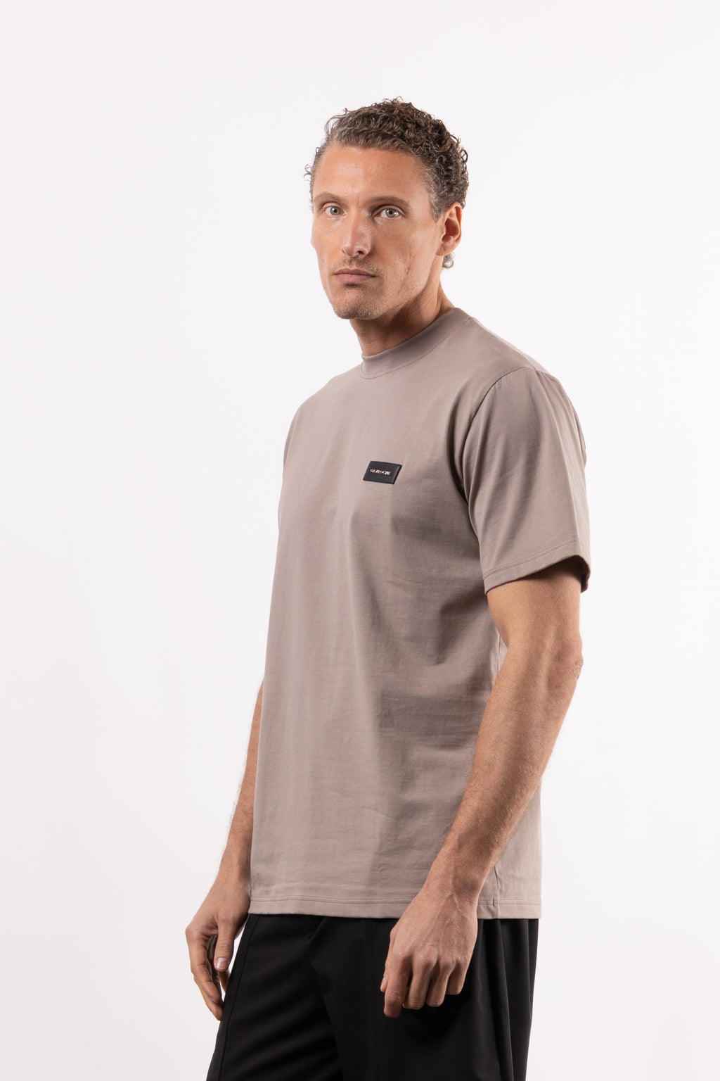 T-shirt in 100% cotone con placchetta in pelle lato cuore