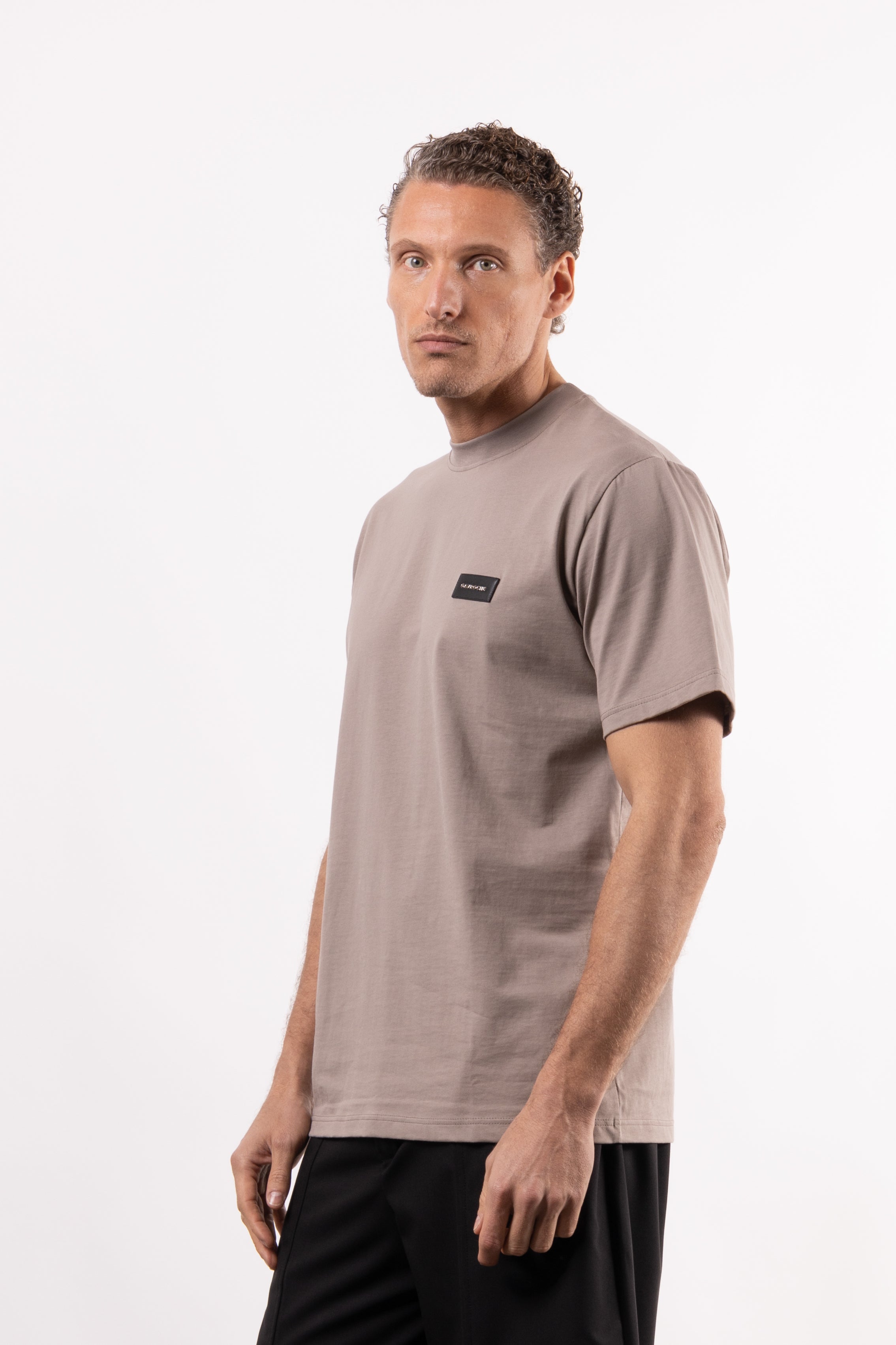 T-shirt in 100% cotone con placchetta in pelle lato cuore