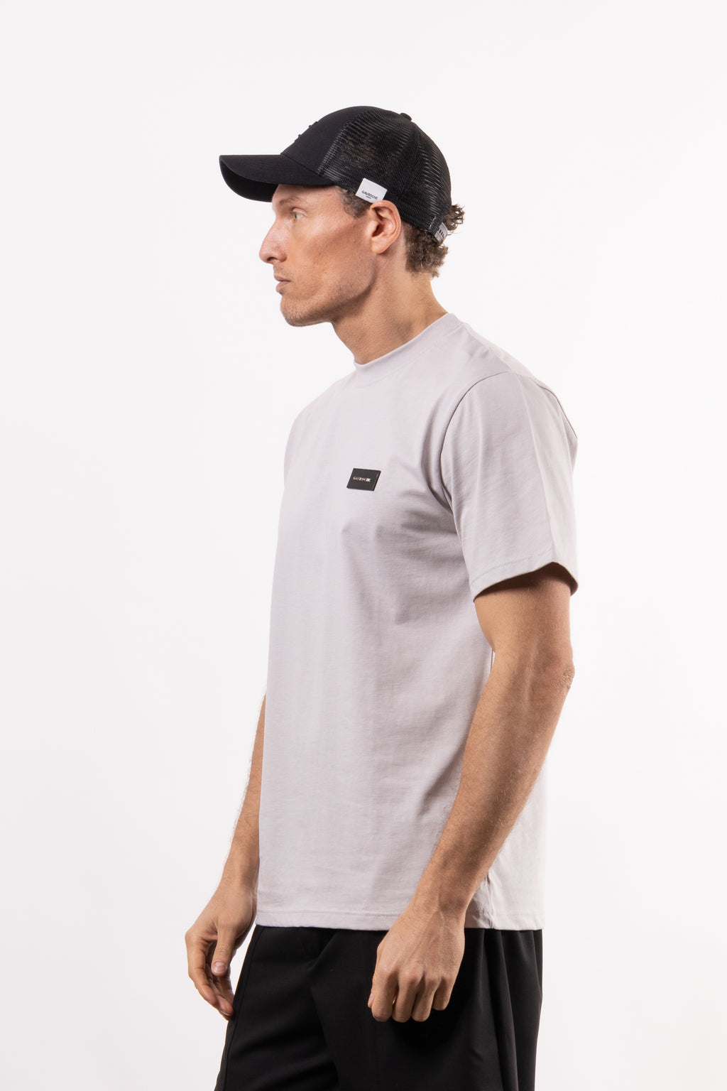 T-shirt in 100% cotone con placchetta in pelle lato cuore