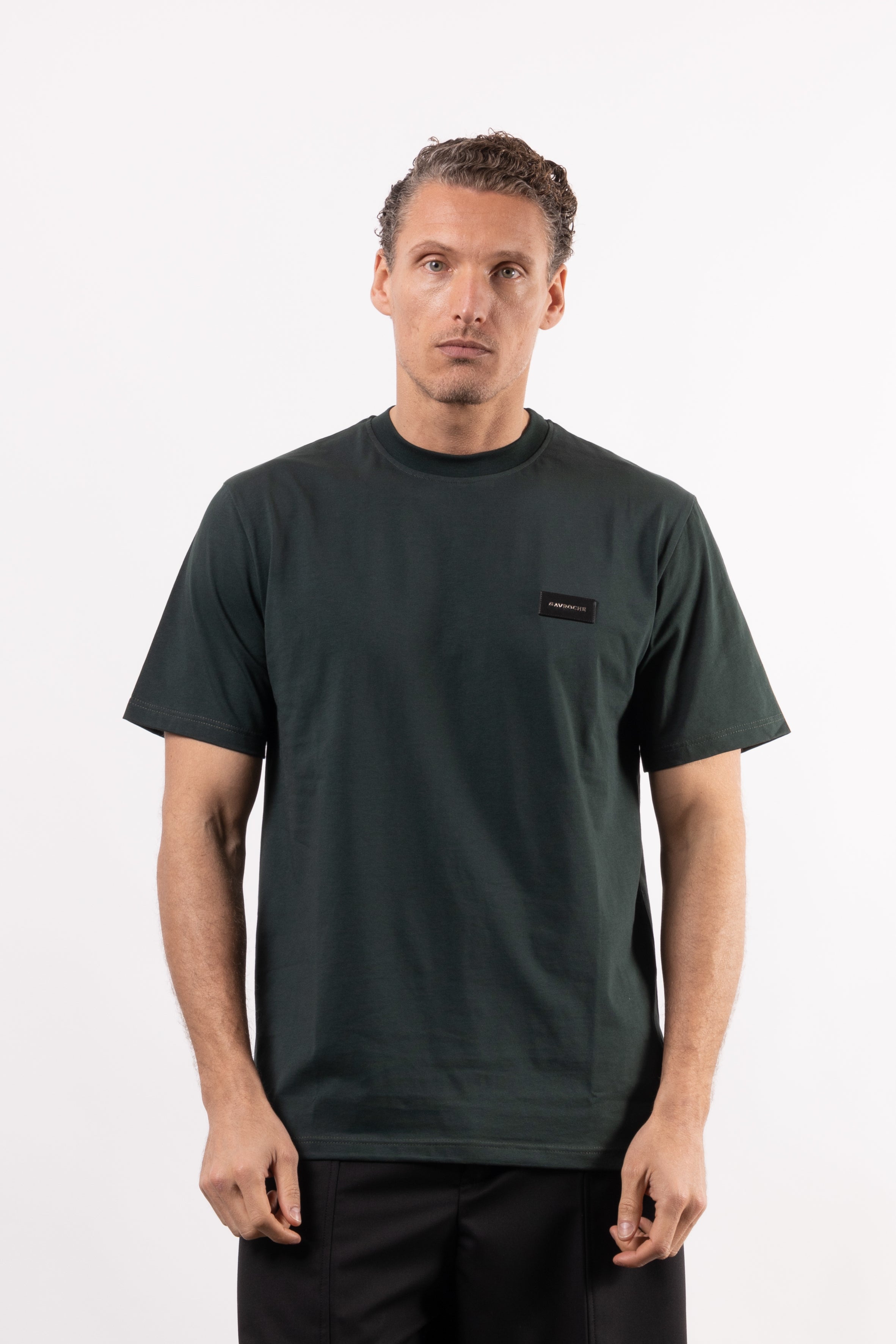 T-shirt in 100% cotone con placchetta in pelle lato cuore
