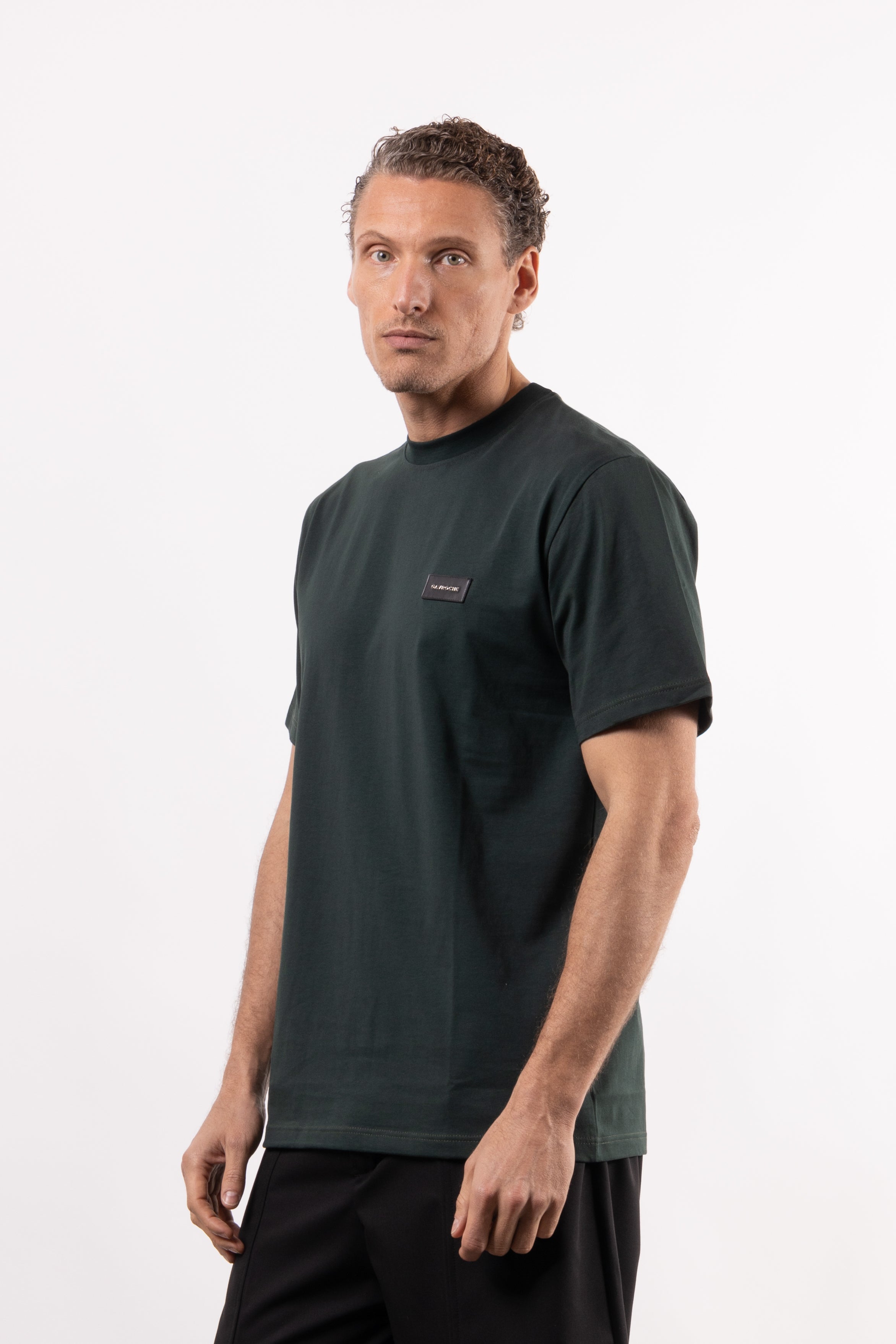T-shirt in 100% cotone con placchetta in pelle lato cuore