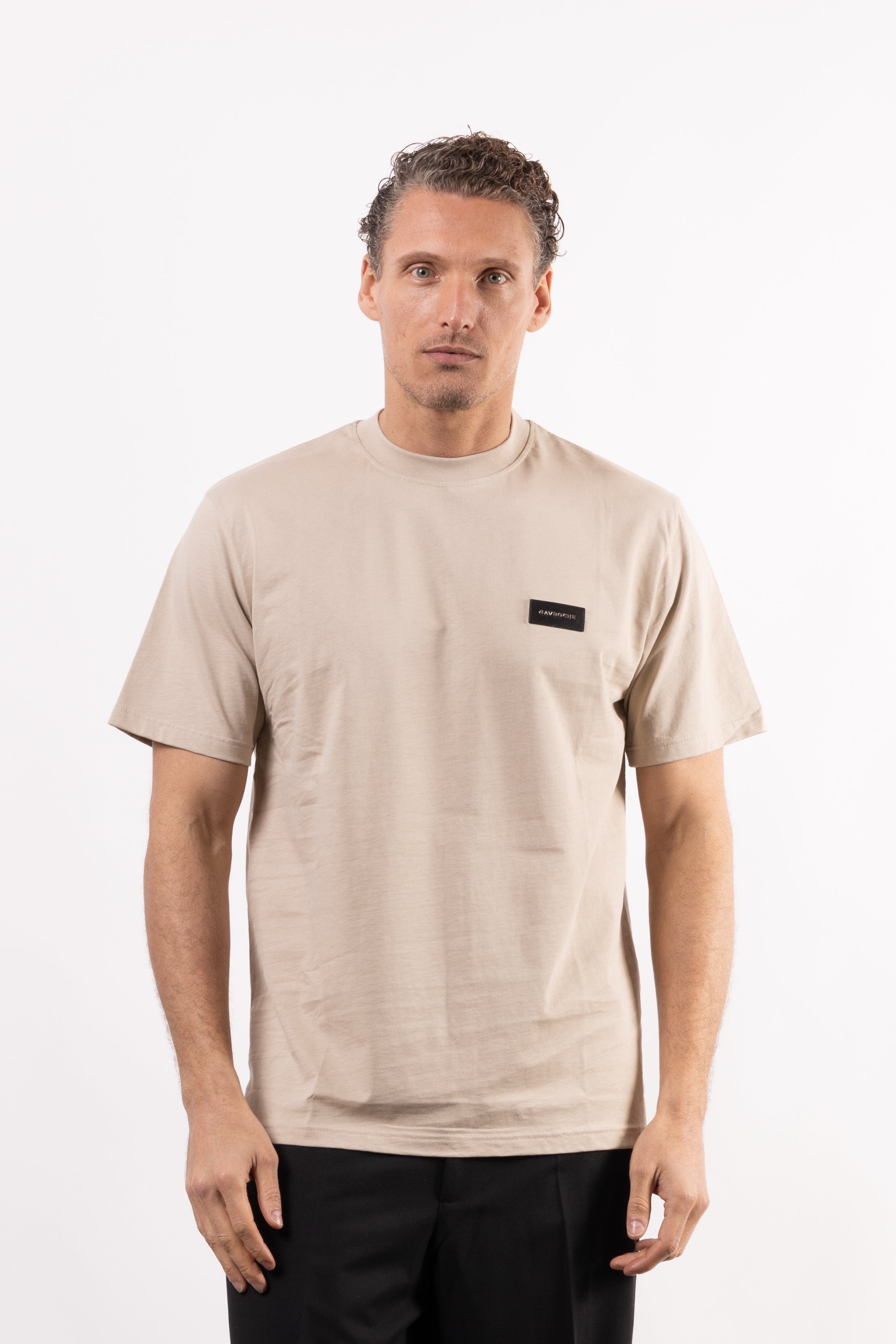 T-shirt in 100% cotone con placchetta in pelle lato cuore