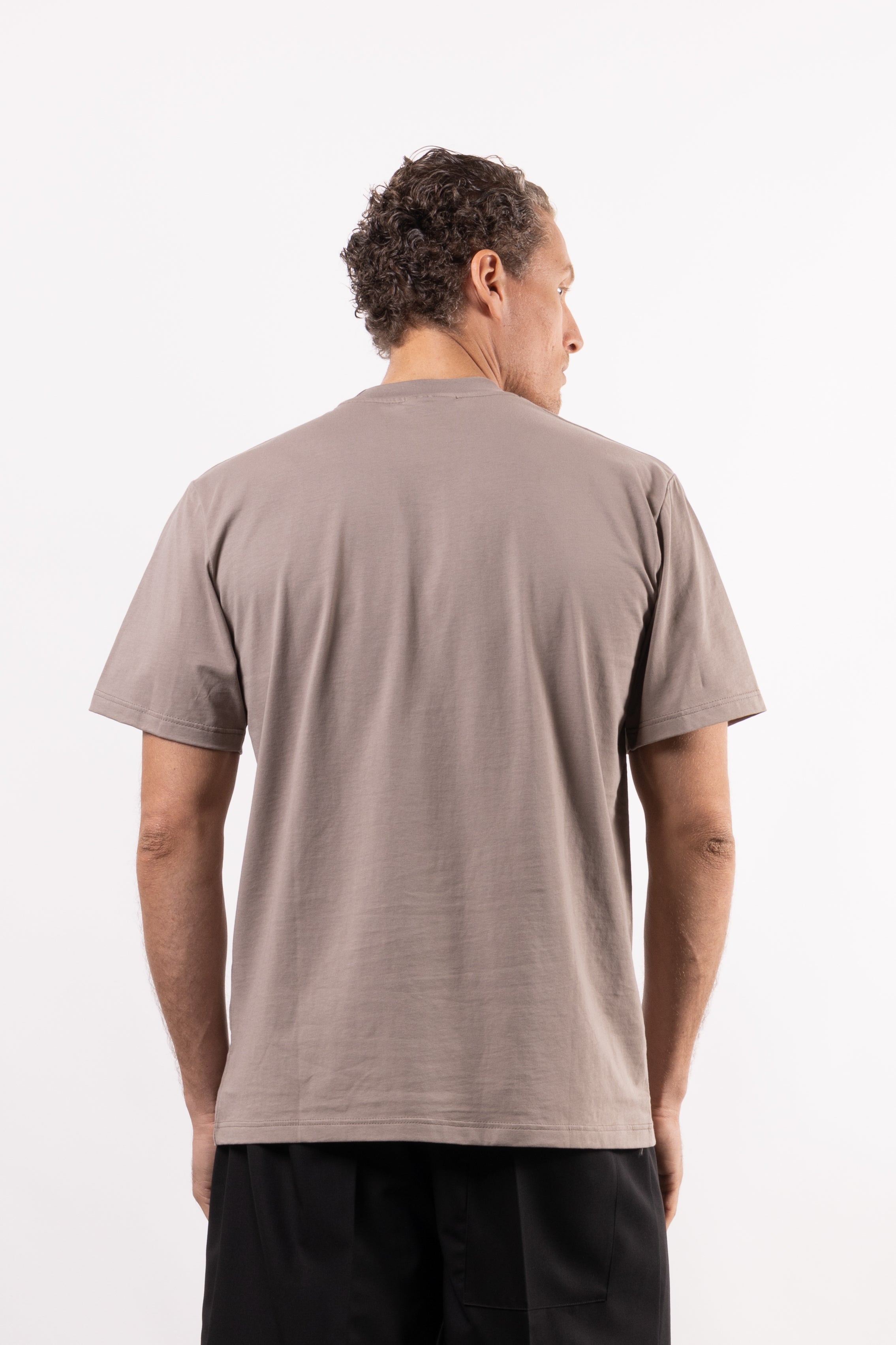 T-shirt in 100% cotone con placchetta in pelle lato cuore