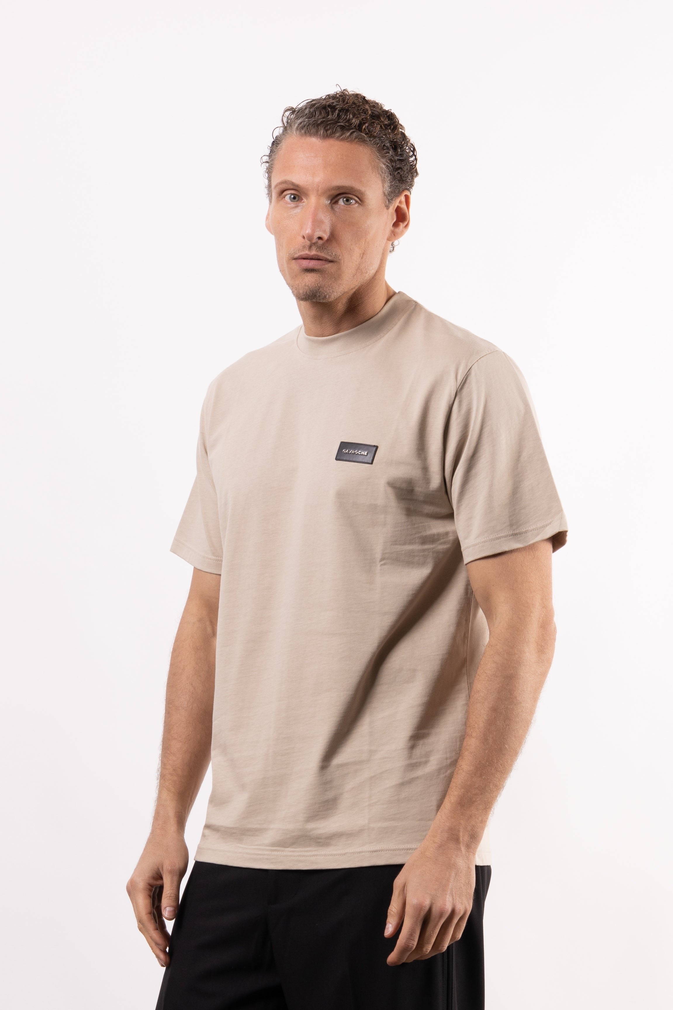 T-shirt in 100% cotone con placchetta in pelle lato cuore
