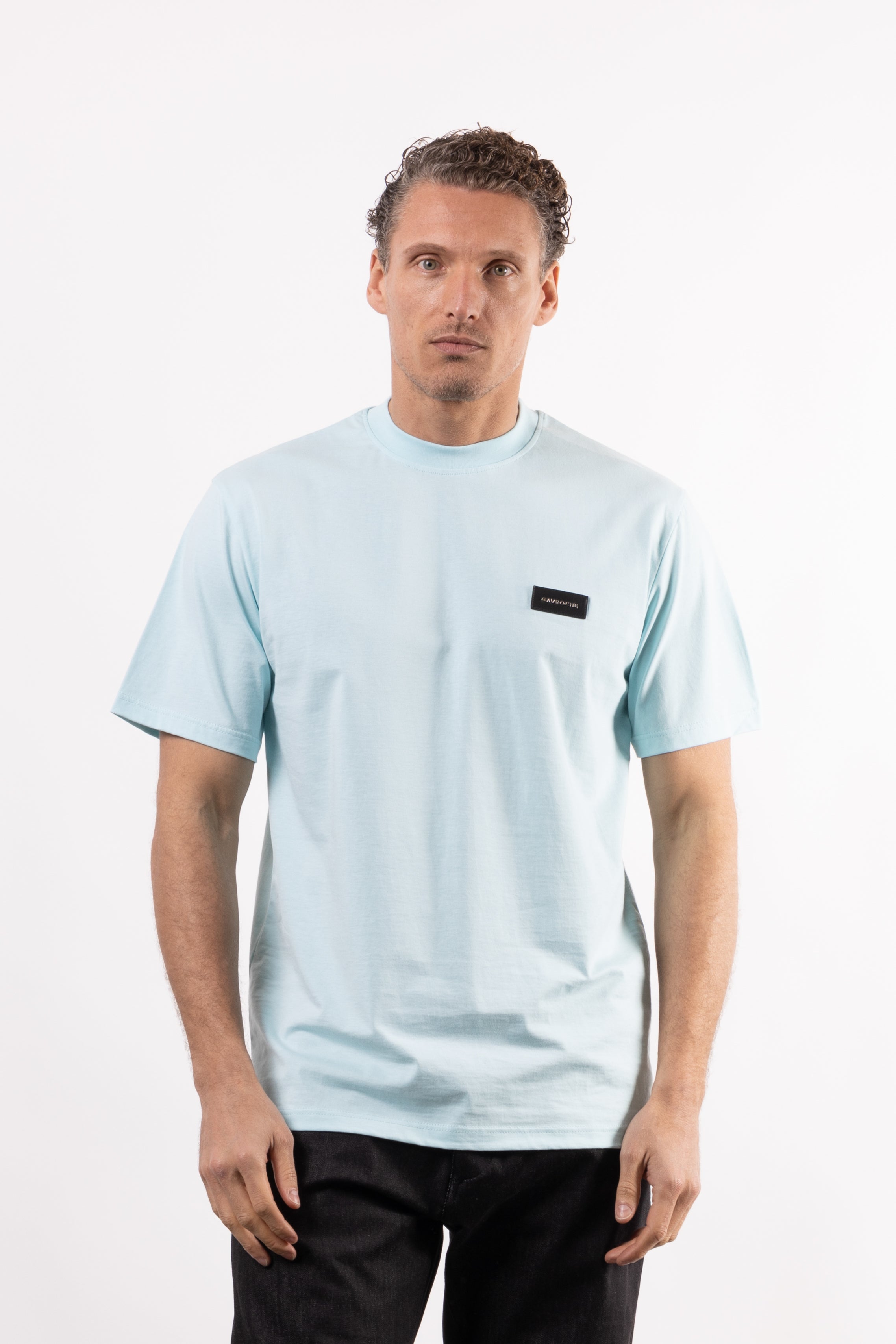 T-shirt in 100% cotone con placchetta in pelle lato cuore