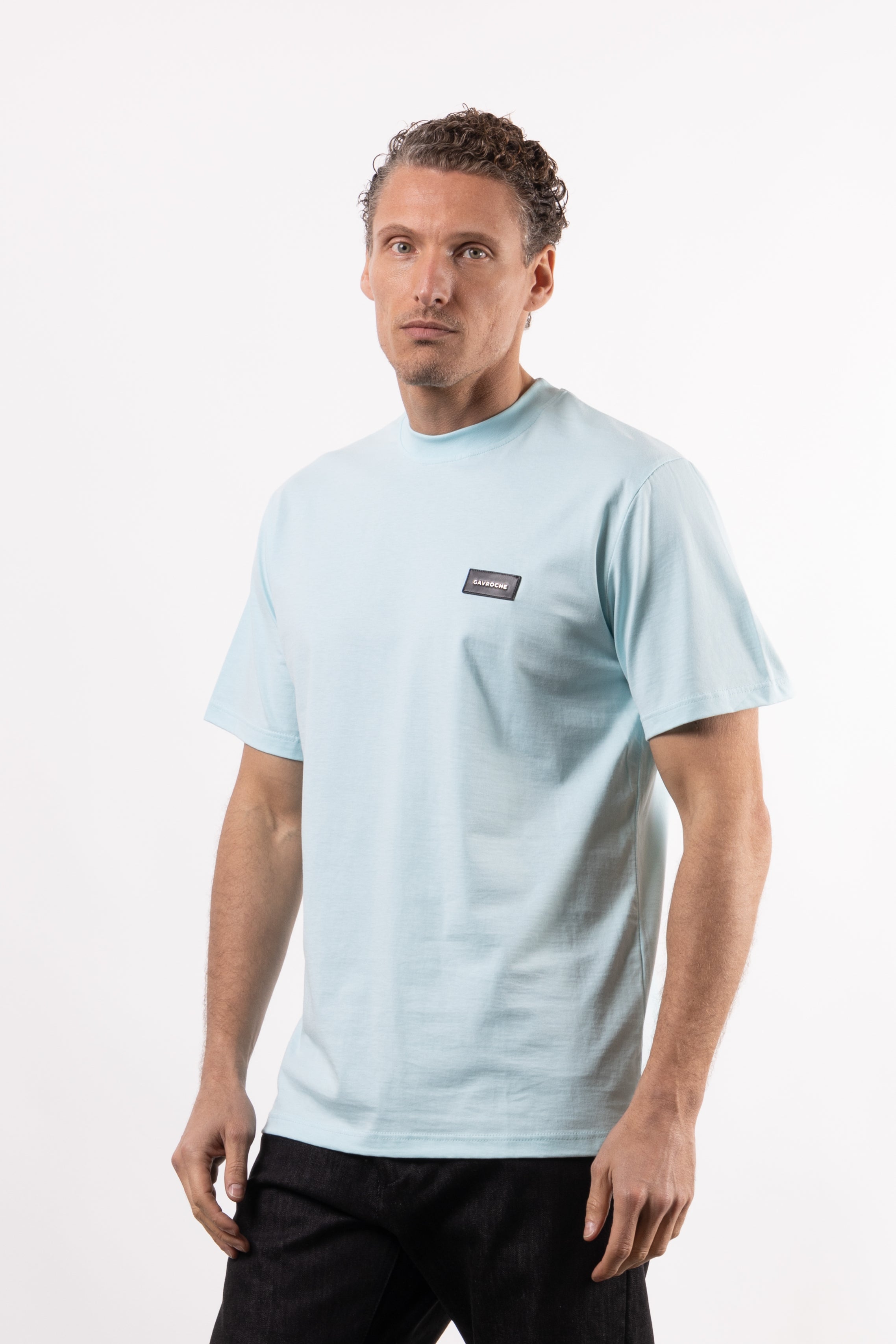 T-shirt in 100% cotone con placchetta in pelle lato cuore