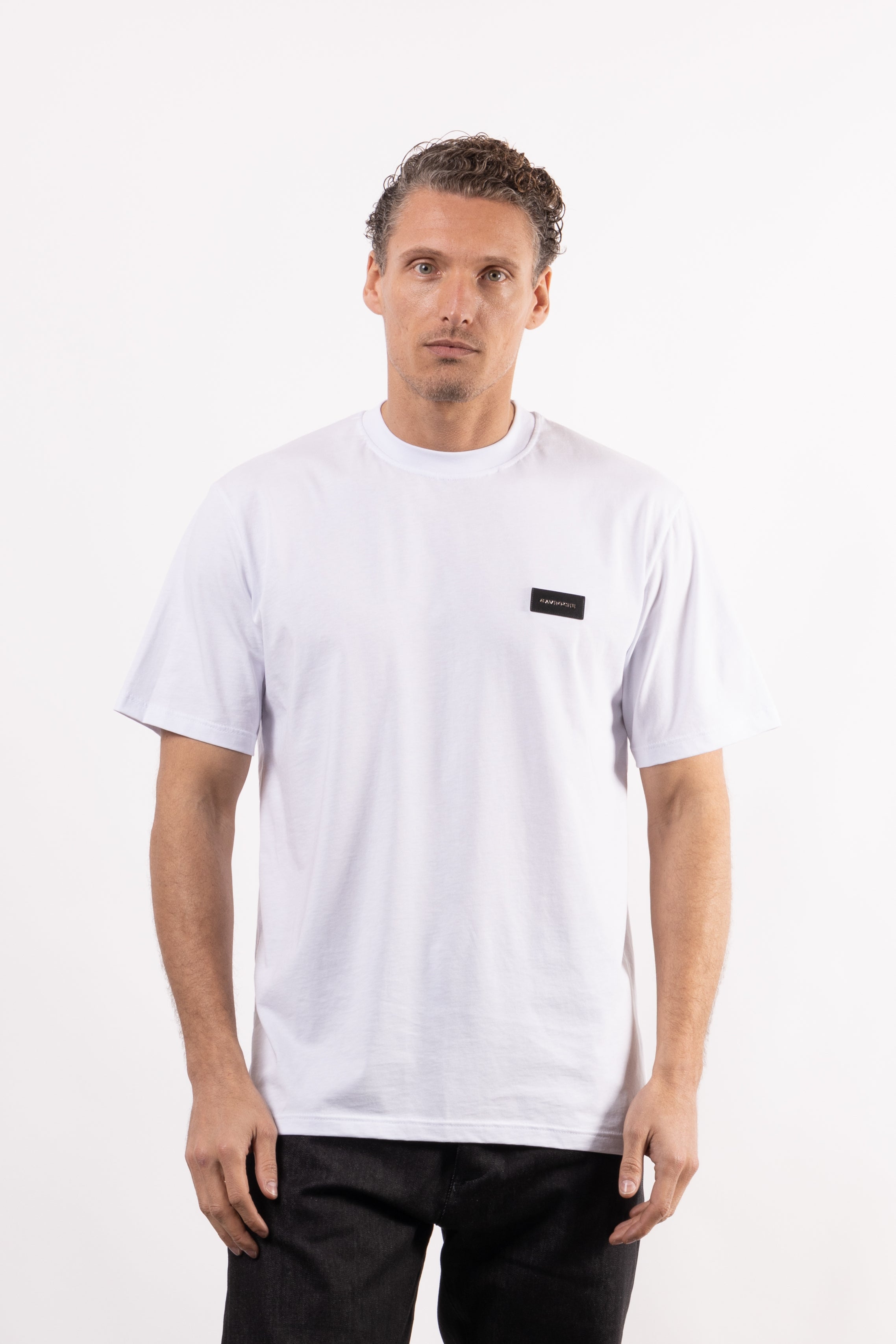 T-shirt in 100% cotone con placchetta in pelle lato cuore
