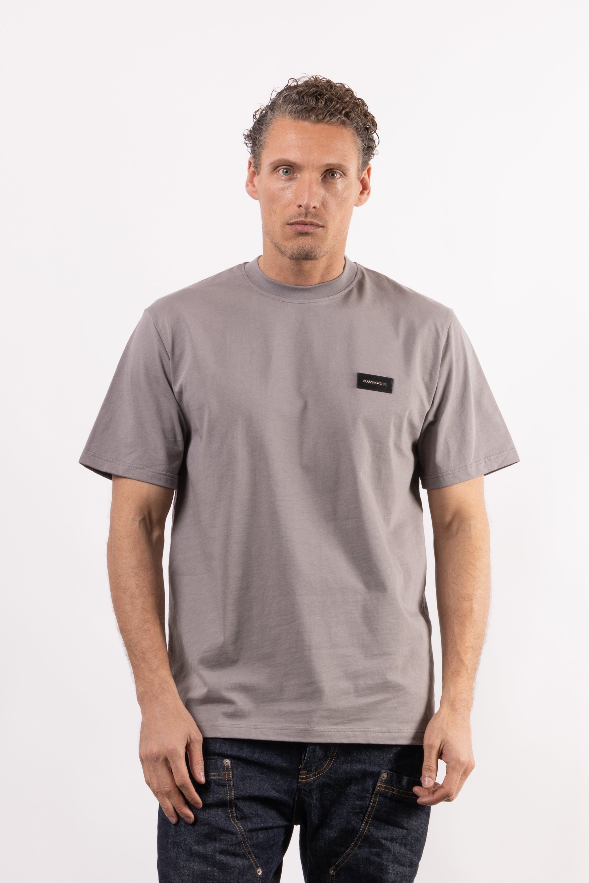 T-shirt in 100% cotone con placchetta in pelle lato cuore