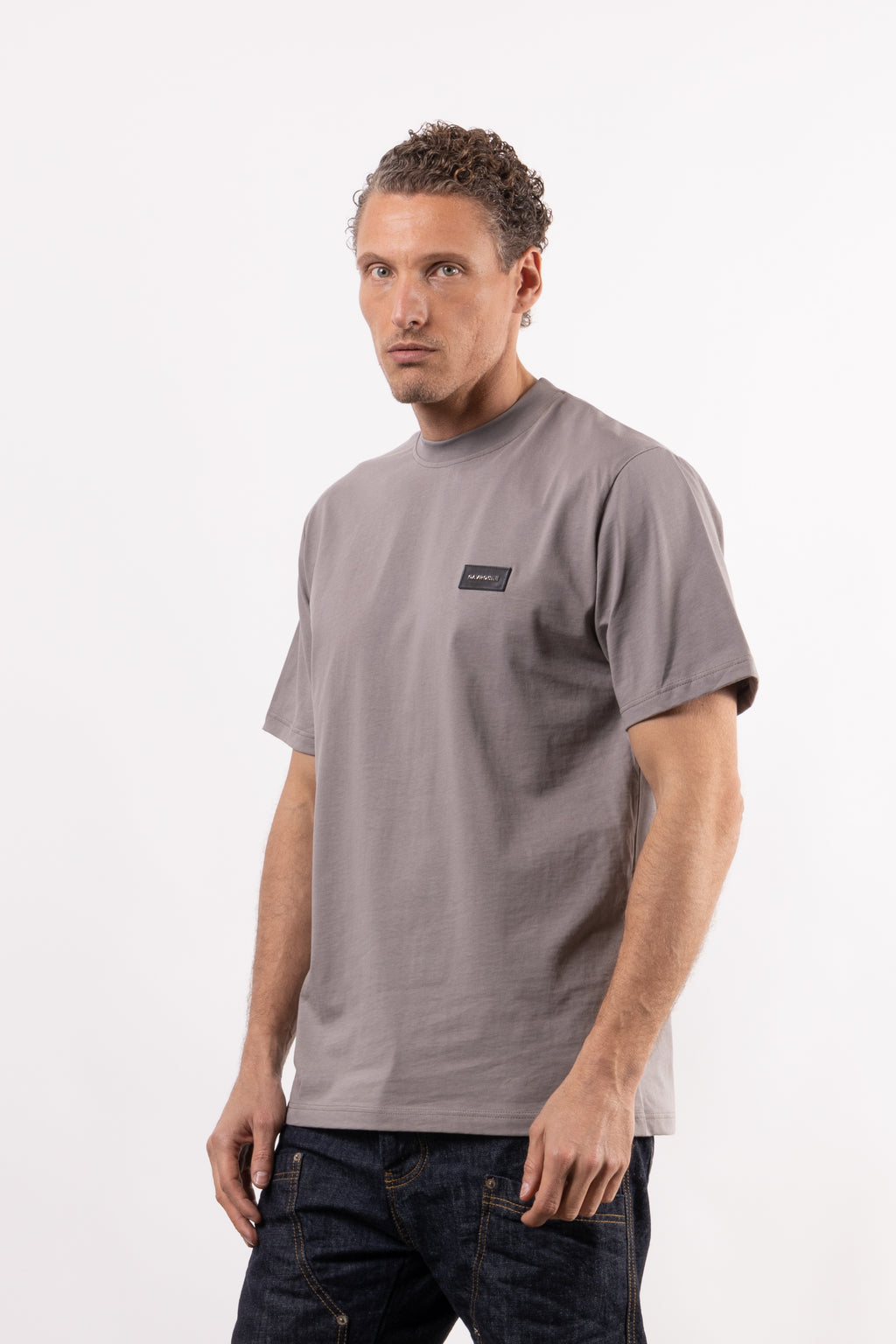 T-shirt in 100% cotone con placchetta in pelle lato cuore