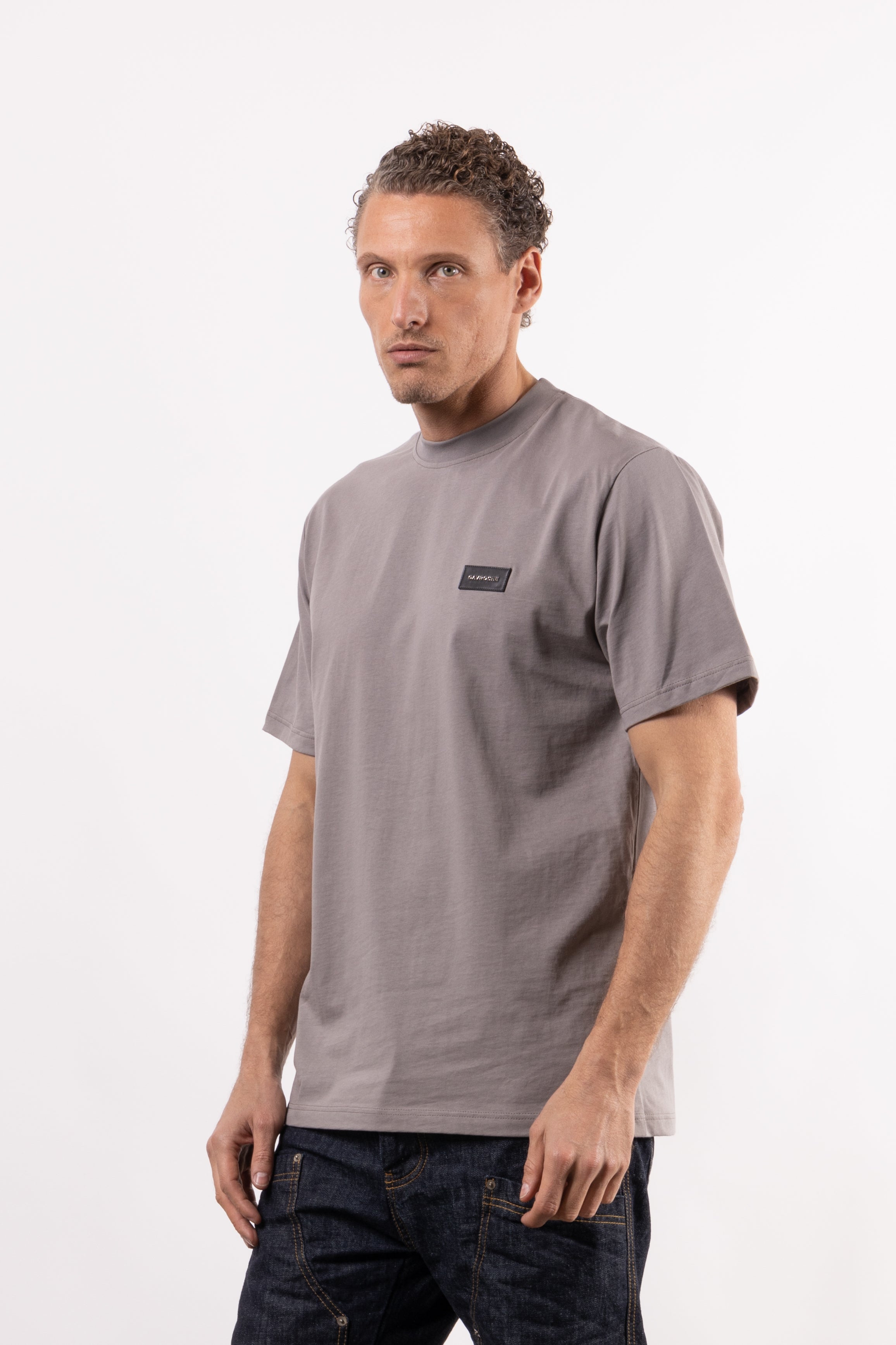 T-shirt in 100% cotone con placchetta in pelle lato cuore