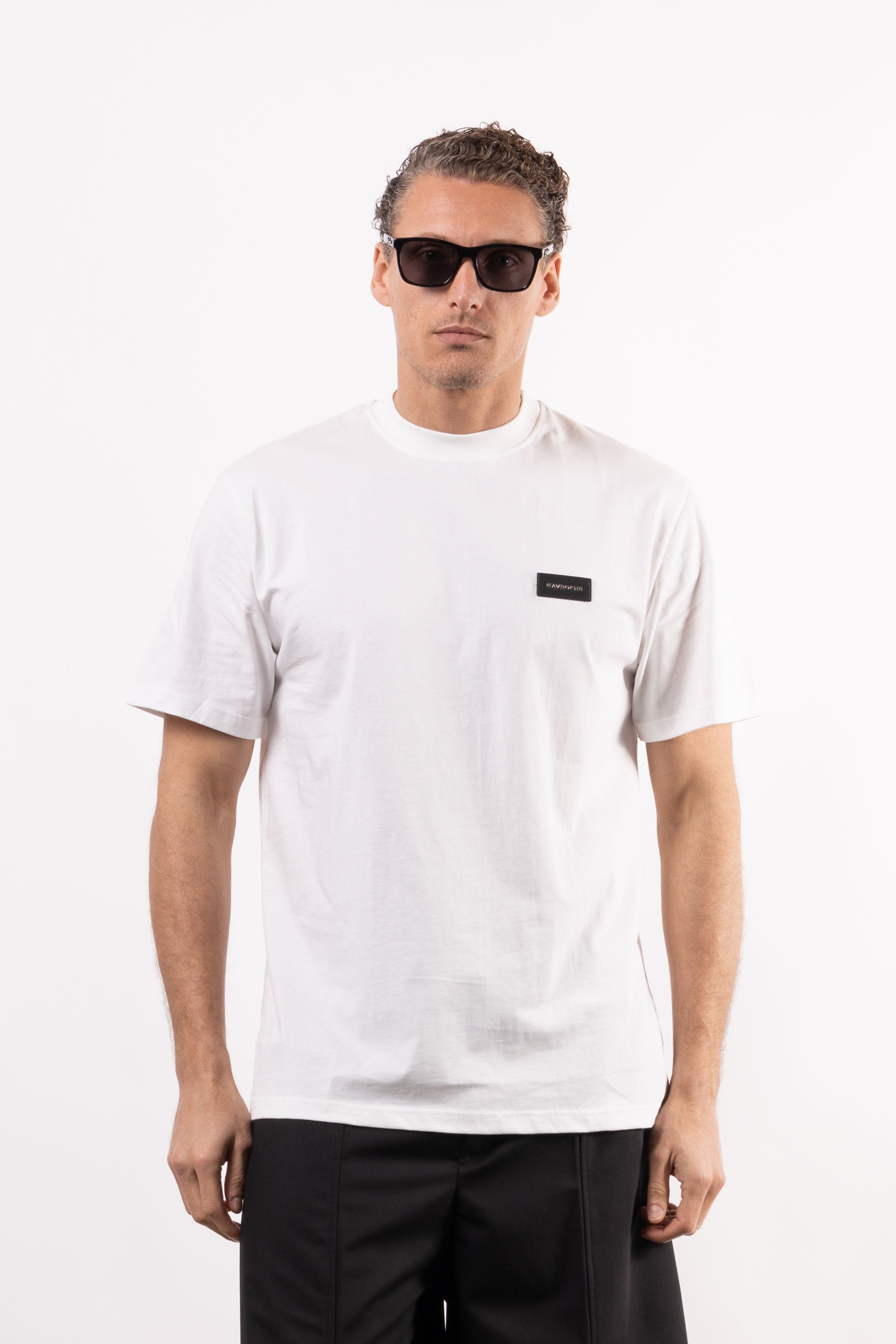 T-shirt in 100% cotone con placchetta in pelle lato cuore