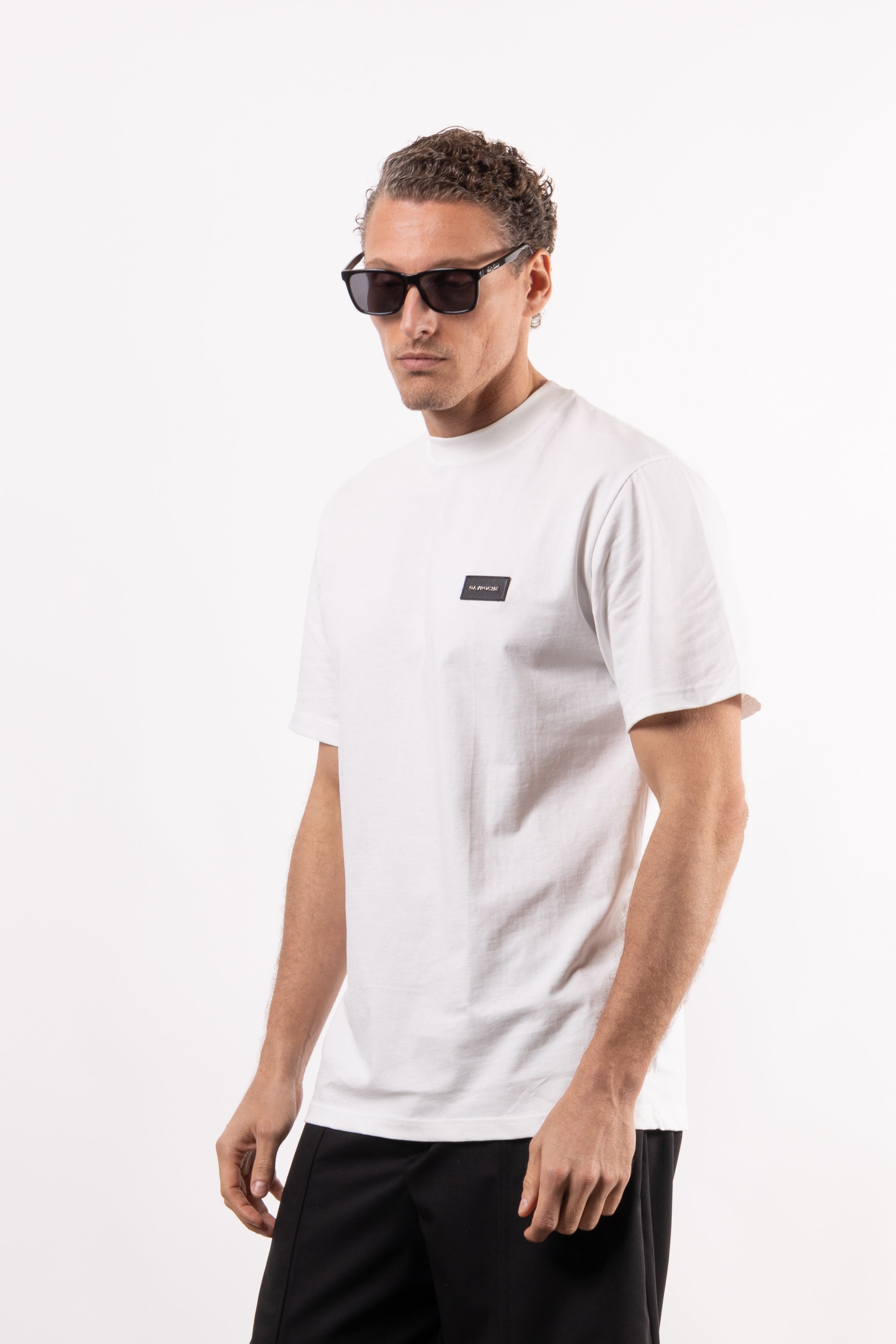 T-shirt in 100% cotone con placchetta in pelle lato cuore