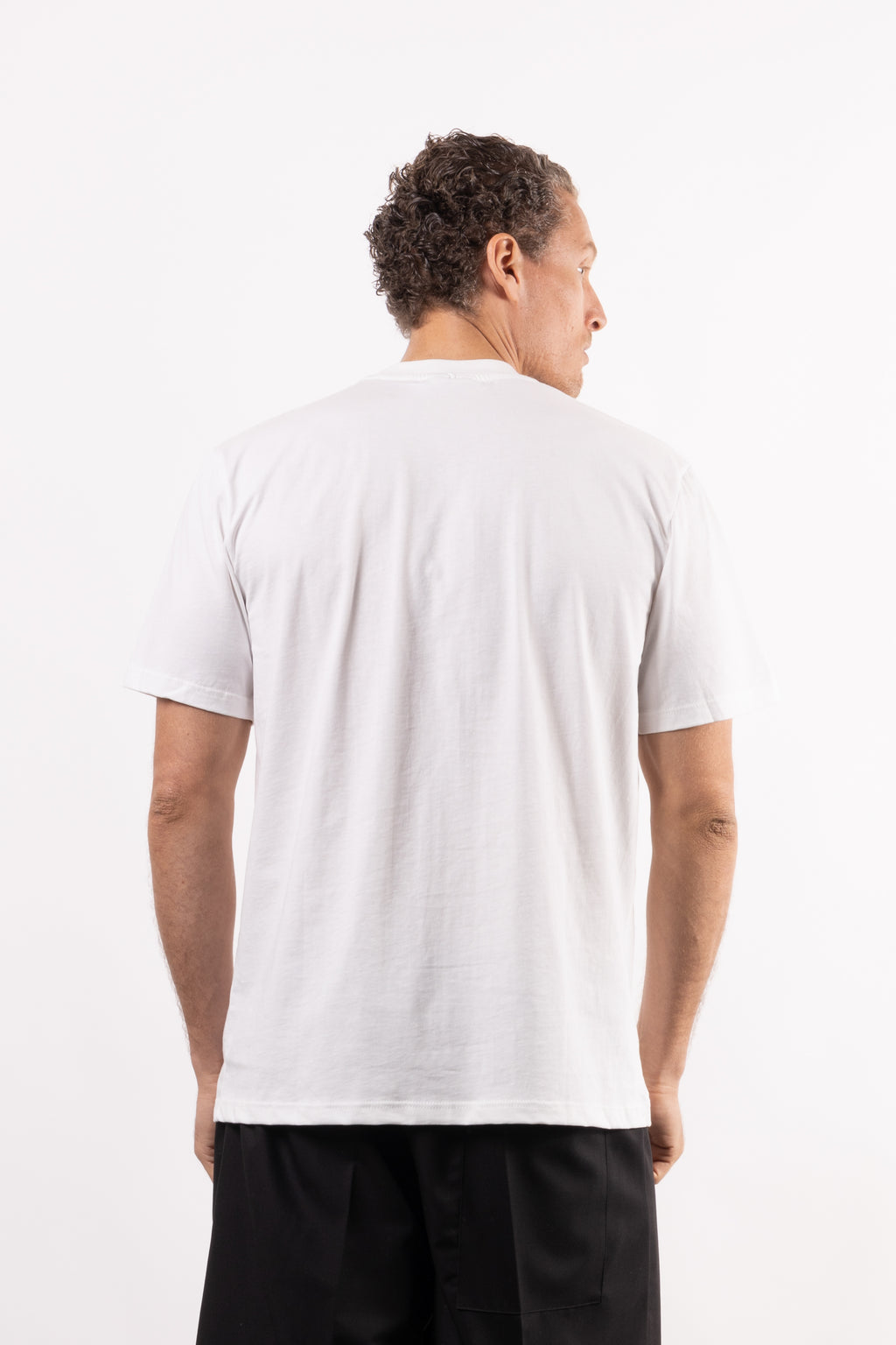 T-shirt in 100% cotone con placchetta in pelle lato cuore