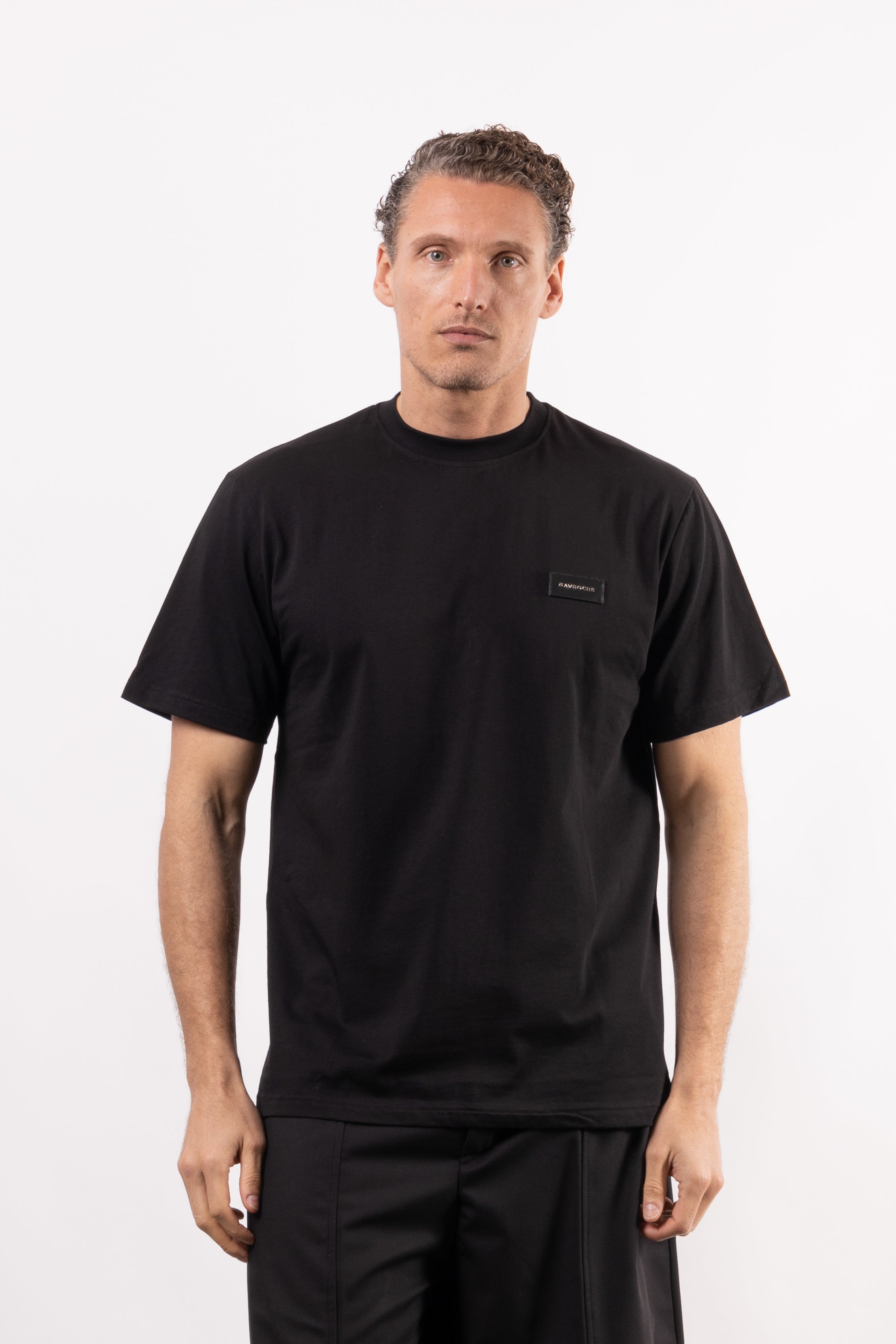 T-shirt in 100% cotone con placchetta in pelle lato cuore