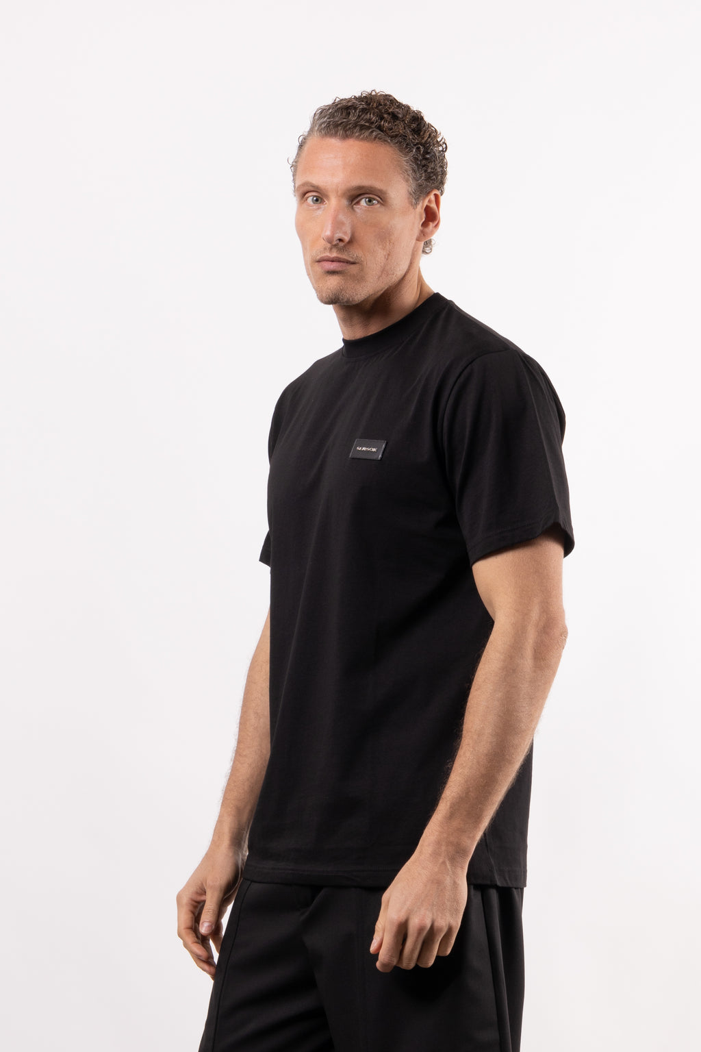 T-shirt in 100% cotone con placchetta in pelle lato cuore